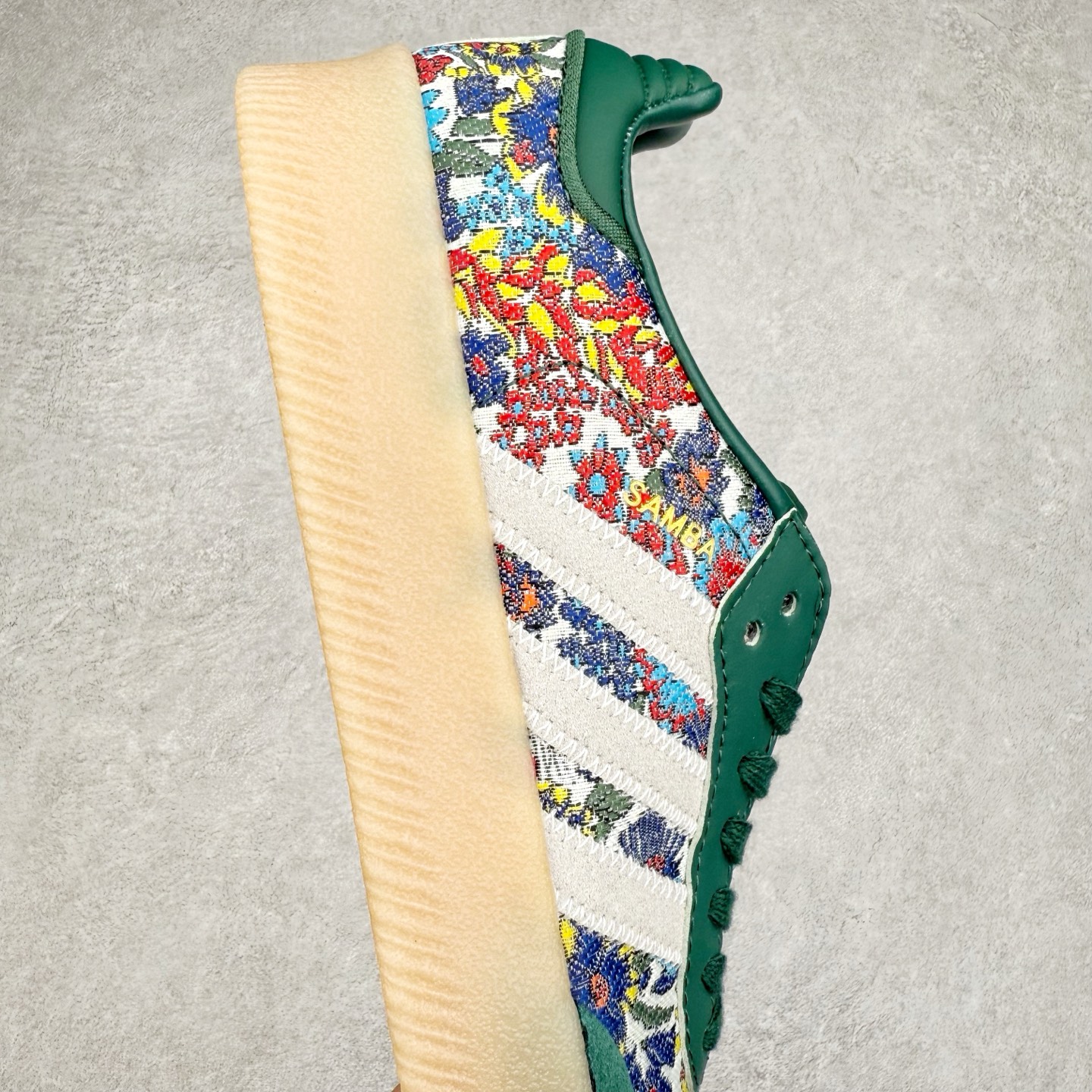 图片[6]-＃福利特价 AD Samba XLG 桑巴舞加大厚底版系列德训风百搭松糕休闲运动板鞋生胶底 自Originals Samba成功借势Blokecore风潮一跃成为街头巷尾的焦点鞋款后,不论是围绕Samba本身打造的各式「变种版本」,还是以Samba为蓝本打造联名鞋款,都成为了时尚潮流人士日常穿搭首选。Samba XLG是adidas Originals不断扩展XLG系列的一部分,旨在与年轻文化相契合,迎合那些希望通过个性时尚表达自我而不愿牺牲舒适度的年轻群体。街头时尚领域的Gen Z特别偏爱宽松的穿着风格。Samba XLG针对这一点做了创新。它在延续Samba OG经典设计的基础上,迎合年轻群体的穿着习惯,重塑为宽大的鞋身比例轮廓以及加厚中底,让消费者轻松展示自己独特的风格。全新的Samba XLG系列不仅迎合了当下年轻群体的穿搭习惯,加宽了鞋身比例以及将中底进一步增厚,在视觉比例上更加饱满,同时还保留了经典Samba的细节,这样一来,鞋迷朋友在穿搭上不仅能更加个性化,而且还能延续一定的复古感受。尺码：36 36⅔ 37⅓ 38 38⅔ 39⅓ 40 40⅔ 41⅓ 42 42⅔ 43⅓ 44 45-选品中心