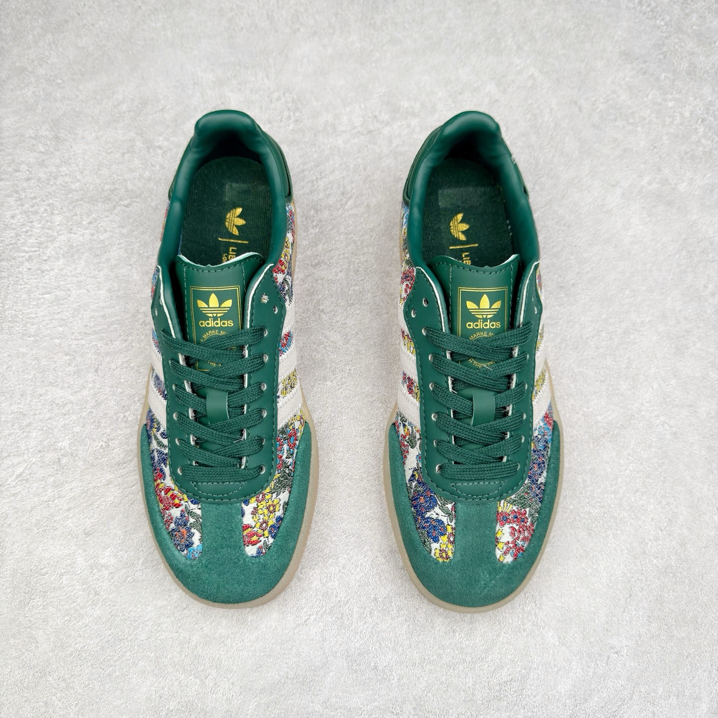 图片[2]-＃福利特价 AD Samba XLG 桑巴舞加大厚底版系列德训风百搭松糕休闲运动板鞋生胶底 自Originals Samba成功借势Blokecore风潮一跃成为街头巷尾的焦点鞋款后,不论是围绕Samba本身打造的各式「变种版本」,还是以Samba为蓝本打造联名鞋款,都成为了时尚潮流人士日常穿搭首选。Samba XLG是adidas Originals不断扩展XLG系列的一部分,旨在与年轻文化相契合,迎合那些希望通过个性时尚表达自我而不愿牺牲舒适度的年轻群体。街头时尚领域的Gen Z特别偏爱宽松的穿着风格。Samba XLG针对这一点做了创新。它在延续Samba OG经典设计的基础上,迎合年轻群体的穿着习惯,重塑为宽大的鞋身比例轮廓以及加厚中底,让消费者轻松展示自己独特的风格。全新的Samba XLG系列不仅迎合了当下年轻群体的穿搭习惯,加宽了鞋身比例以及将中底进一步增厚,在视觉比例上更加饱满,同时还保留了经典Samba的细节,这样一来,鞋迷朋友在穿搭上不仅能更加个性化,而且还能延续一定的复古感受。尺码：36 36⅔ 37⅓ 38 38⅔ 39⅓ 40 40⅔ 41⅓ 42 42⅔ 43⅓ 44 45-选品中心