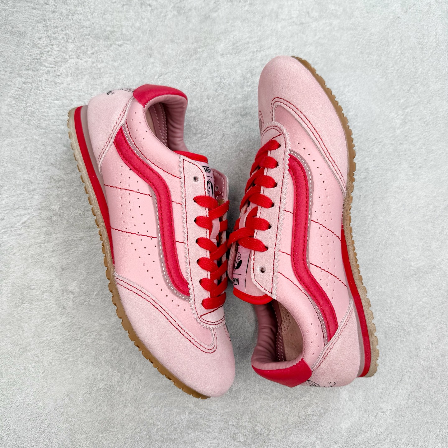 图片[3]-RIROO x Vans Super LowPro 艺术家联名 复古薄底德训鞋 鞋面采用元气明亮粉色 后跟搭配手绘插画 鞋底宣言“I love simple cuz I am complicated” 处处都是细节巧思 诚意满满 货号：VN000D83FFP 尺码：35 36 36.5 37 38 38.5 39 40-选品中心