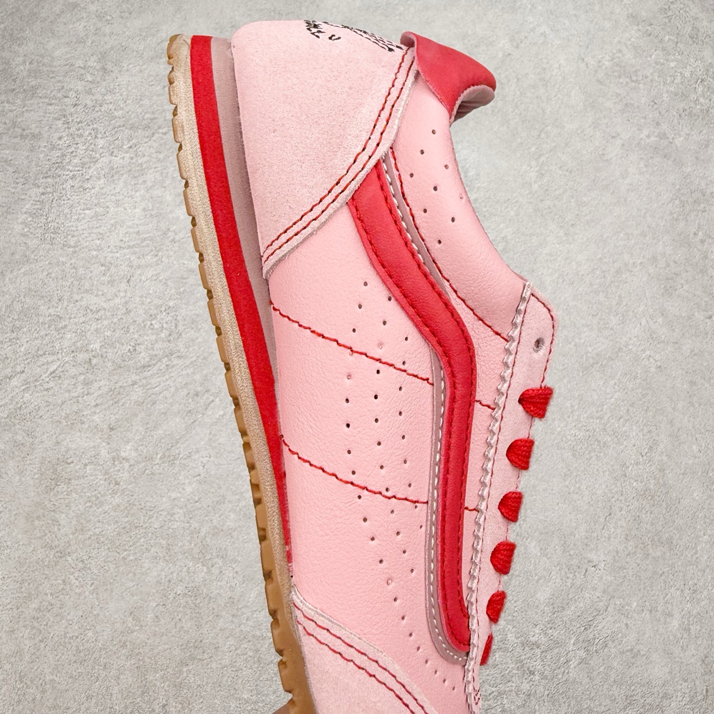 图片[6]-RIROO x Vans Super LowPro 艺术家联名 复古薄底德训鞋 鞋面采用元气明亮粉色 后跟搭配手绘插画 鞋底宣言“I love simple cuz I am complicated” 处处都是细节巧思 诚意满满 货号：VN000D83FFP 尺码：35 36 36.5 37 38 38.5 39 40-选品中心