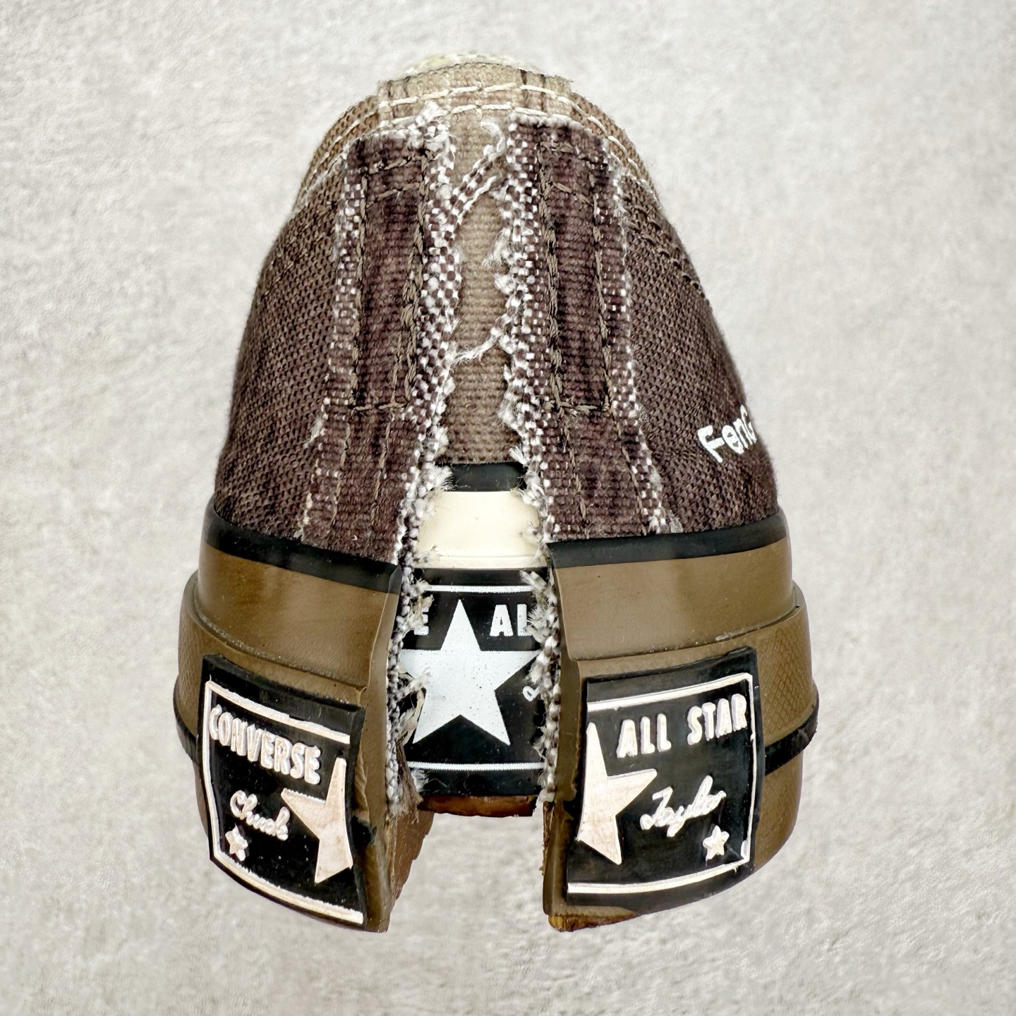 图片[8]-Converse x Feng Chen Wang 设计师联名款 做旧解构渐变系列 以陶艺为灵感，“建盏”蓝釉与“兔毫”棕釉化作鞋面流动纹路，鞋面做出裂纹细节复刻高温窑变艺术，融合2-ln-1的设计理念，将双层帆布鞋半裁剪拼叠，12盎司帆布鞋面质感拉满了。 当陶土在窑火中进裂，黑灰釉色随温度流淌 偶然与必然在布面交织，扎染若窑变斑驳以肌理拼贴的方式重现瓷胚的粗粉与重塑呈现一场光与裂纹的诗意共舞。 货号：A15741C 渐变棕 货号：A15742C 渐变灰蓝 尺码：35 36 36.5 37 37.5 38 39 39.5 40 41 41.5 42 42.5 43 44-选品中心