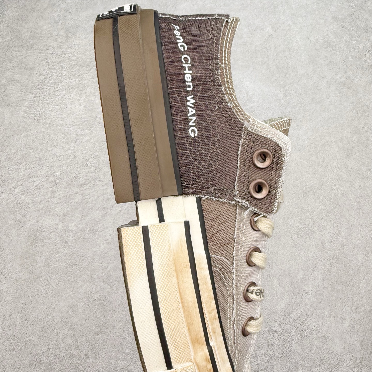 图片[6]-Converse x Feng Chen Wang 设计师联名款 做旧解构渐变系列 以陶艺为灵感，“建盏”蓝釉与“兔毫”棕釉化作鞋面流动纹路，鞋面做出裂纹细节复刻高温窑变艺术，融合2-ln-1的设计理念，将双层帆布鞋半裁剪拼叠，12盎司帆布鞋面质感拉满了。 当陶土在窑火中进裂，黑灰釉色随温度流淌 偶然与必然在布面交织，扎染若窑变斑驳以肌理拼贴的方式重现瓷胚的粗粉与重塑呈现一场光与裂纹的诗意共舞。 货号：A15741C 渐变棕 货号：A15742C 渐变灰蓝 尺码：35 36 36.5 37 37.5 38 39 39.5 40 41 41.5 42 42.5 43 44-选品中心