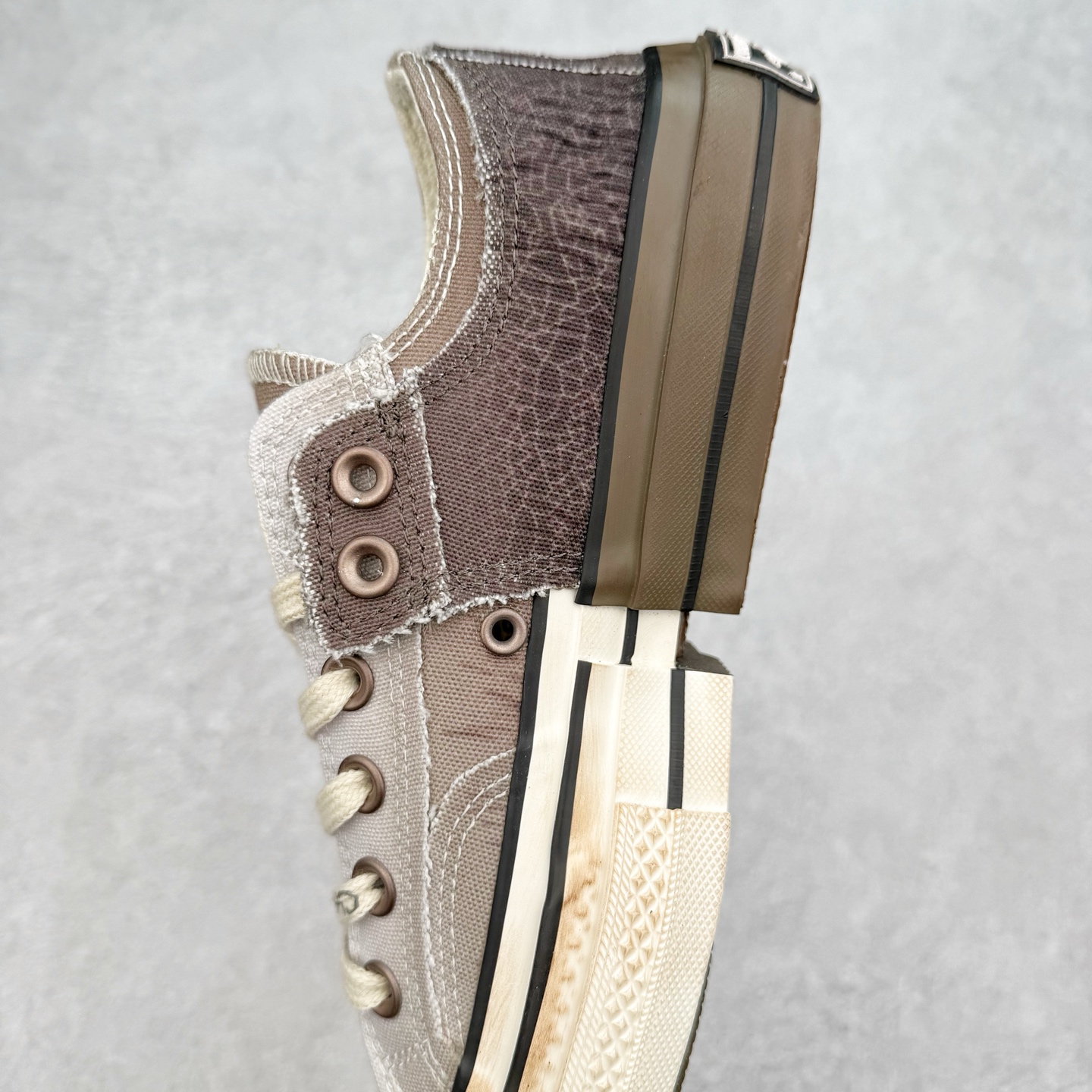 图片[7]-Converse x Feng Chen Wang 设计师联名款 做旧解构渐变系列 以陶艺为灵感，“建盏”蓝釉与“兔毫”棕釉化作鞋面流动纹路，鞋面做出裂纹细节复刻高温窑变艺术，融合2-ln-1的设计理念，将双层帆布鞋半裁剪拼叠，12盎司帆布鞋面质感拉满了。 当陶土在窑火中进裂，黑灰釉色随温度流淌 偶然与必然在布面交织，扎染若窑变斑驳以肌理拼贴的方式重现瓷胚的粗粉与重塑呈现一场光与裂纹的诗意共舞。 货号：A15741C 渐变棕 货号：A15742C 渐变灰蓝 尺码：35 36 36.5 37 37.5 38 39 39.5 40 41 41.5 42 42.5 43 44-选品中心