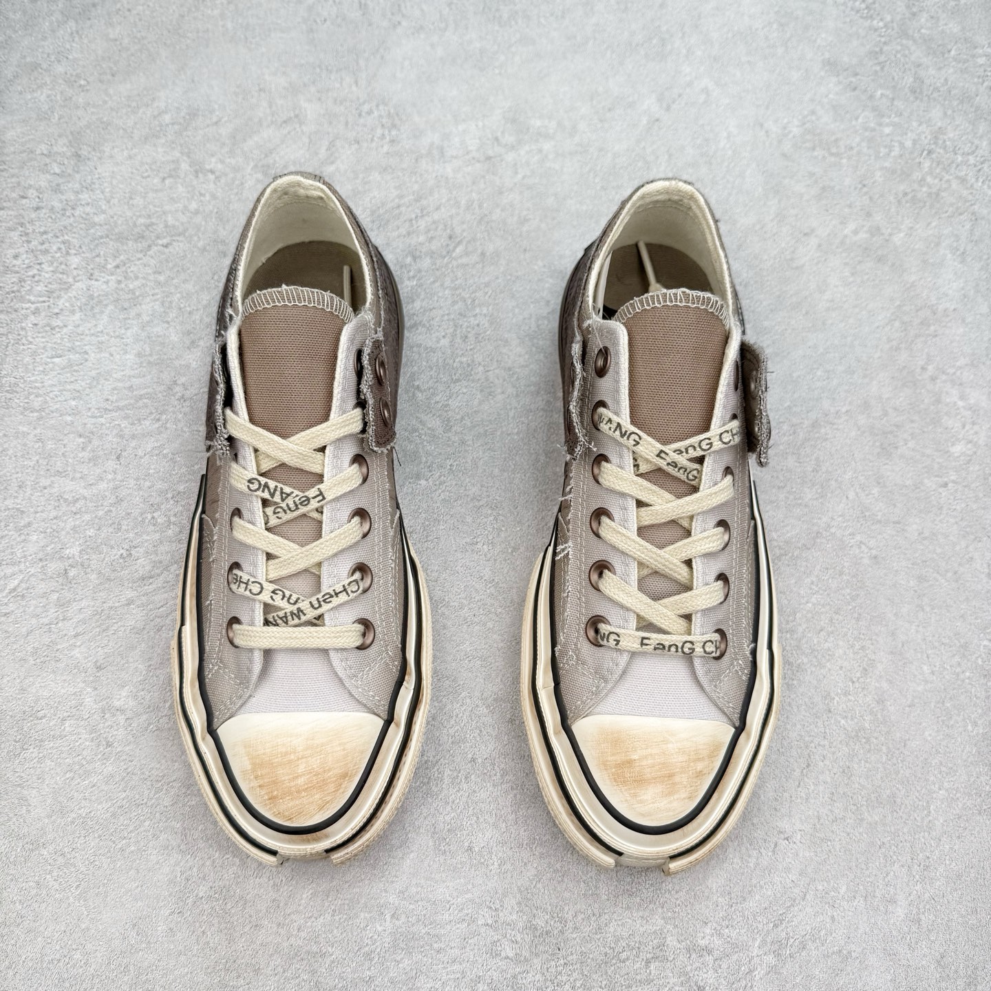 图片[2]-Converse x Feng Chen Wang 设计师联名款 做旧解构渐变系列 以陶艺为灵感，“建盏”蓝釉与“兔毫”棕釉化作鞋面流动纹路，鞋面做出裂纹细节复刻高温窑变艺术，融合2-ln-1的设计理念，将双层帆布鞋半裁剪拼叠，12盎司帆布鞋面质感拉满了。 当陶土在窑火中进裂，黑灰釉色随温度流淌 偶然与必然在布面交织，扎染若窑变斑驳以肌理拼贴的方式重现瓷胚的粗粉与重塑呈现一场光与裂纹的诗意共舞。 货号：A15741C 渐变棕 货号：A15742C 渐变灰蓝 尺码：35 36 36.5 37 37.5 38 39 39.5 40 41 41.5 42 42.5 43 44-选品中心
