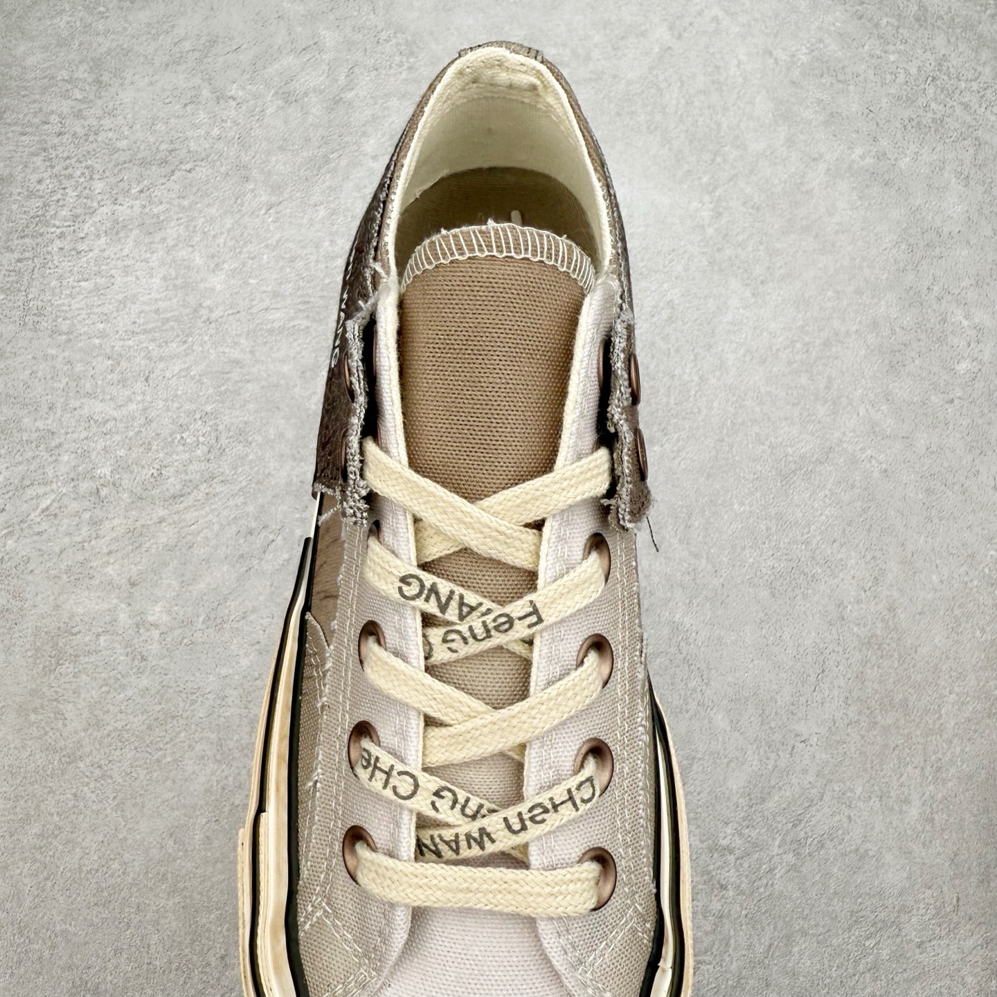 图片[5]-Converse x Feng Chen Wang 设计师联名款 做旧解构渐变系列 以陶艺为灵感，“建盏”蓝釉与“兔毫”棕釉化作鞋面流动纹路，鞋面做出裂纹细节复刻高温窑变艺术，融合2-ln-1的设计理念，将双层帆布鞋半裁剪拼叠，12盎司帆布鞋面质感拉满了。 当陶土在窑火中进裂，黑灰釉色随温度流淌 偶然与必然在布面交织，扎染若窑变斑驳以肌理拼贴的方式重现瓷胚的粗粉与重塑呈现一场光与裂纹的诗意共舞。 货号：A15741C 渐变棕 货号：A15742C 渐变灰蓝 尺码：35 36 36.5 37 37.5 38 39 39.5 40 41 41.5 42 42.5 43 44-选品中心