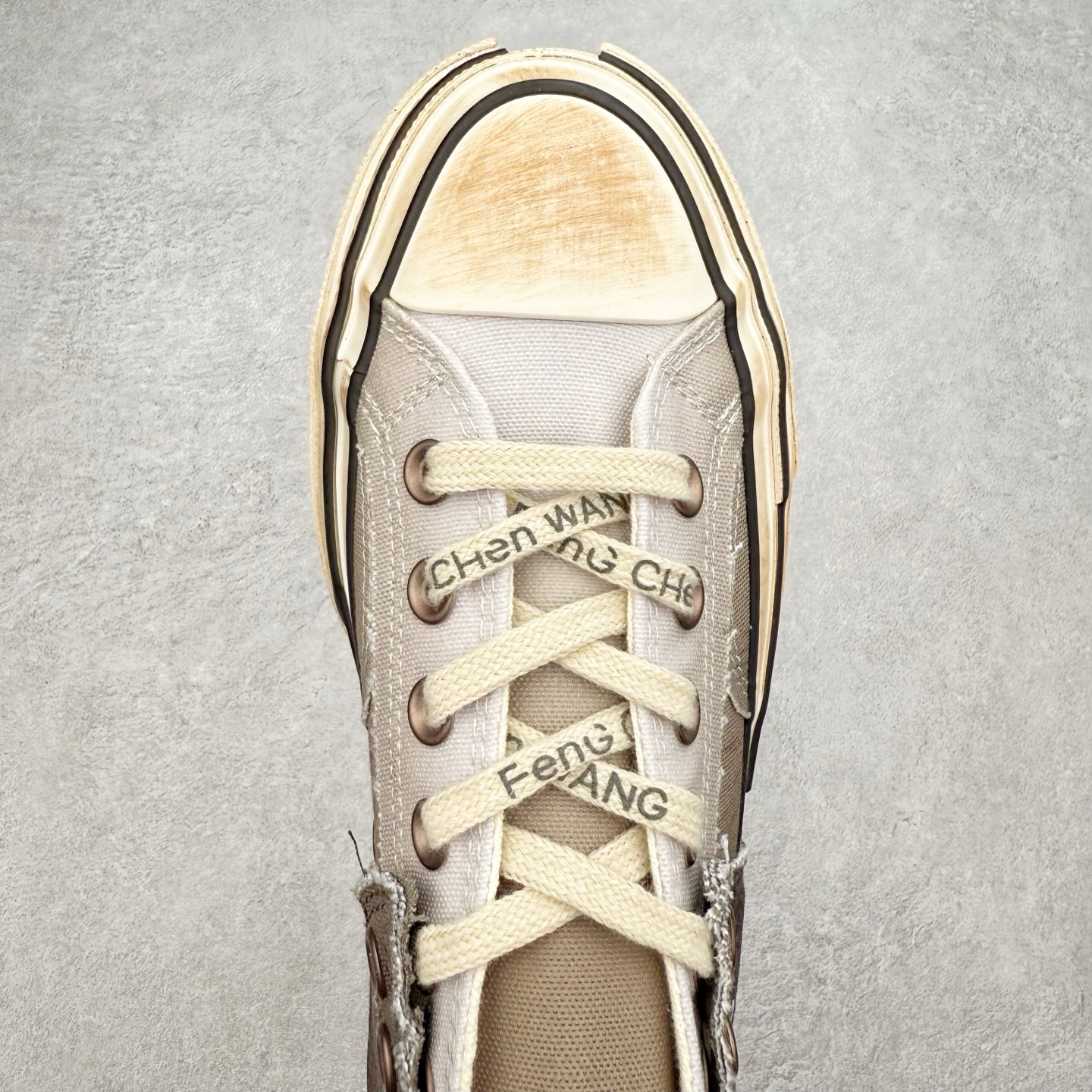 图片[4]-Converse x Feng Chen Wang 设计师联名款 做旧解构渐变系列 以陶艺为灵感，“建盏”蓝釉与“兔毫”棕釉化作鞋面流动纹路，鞋面做出裂纹细节复刻高温窑变艺术，融合2-ln-1的设计理念，将双层帆布鞋半裁剪拼叠，12盎司帆布鞋面质感拉满了。 当陶土在窑火中进裂，黑灰釉色随温度流淌 偶然与必然在布面交织，扎染若窑变斑驳以肌理拼贴的方式重现瓷胚的粗粉与重塑呈现一场光与裂纹的诗意共舞。 货号：A15741C 渐变棕 货号：A15742C 渐变灰蓝 尺码：35 36 36.5 37 37.5 38 39 39.5 40 41 41.5 42 42.5 43 44-选品中心