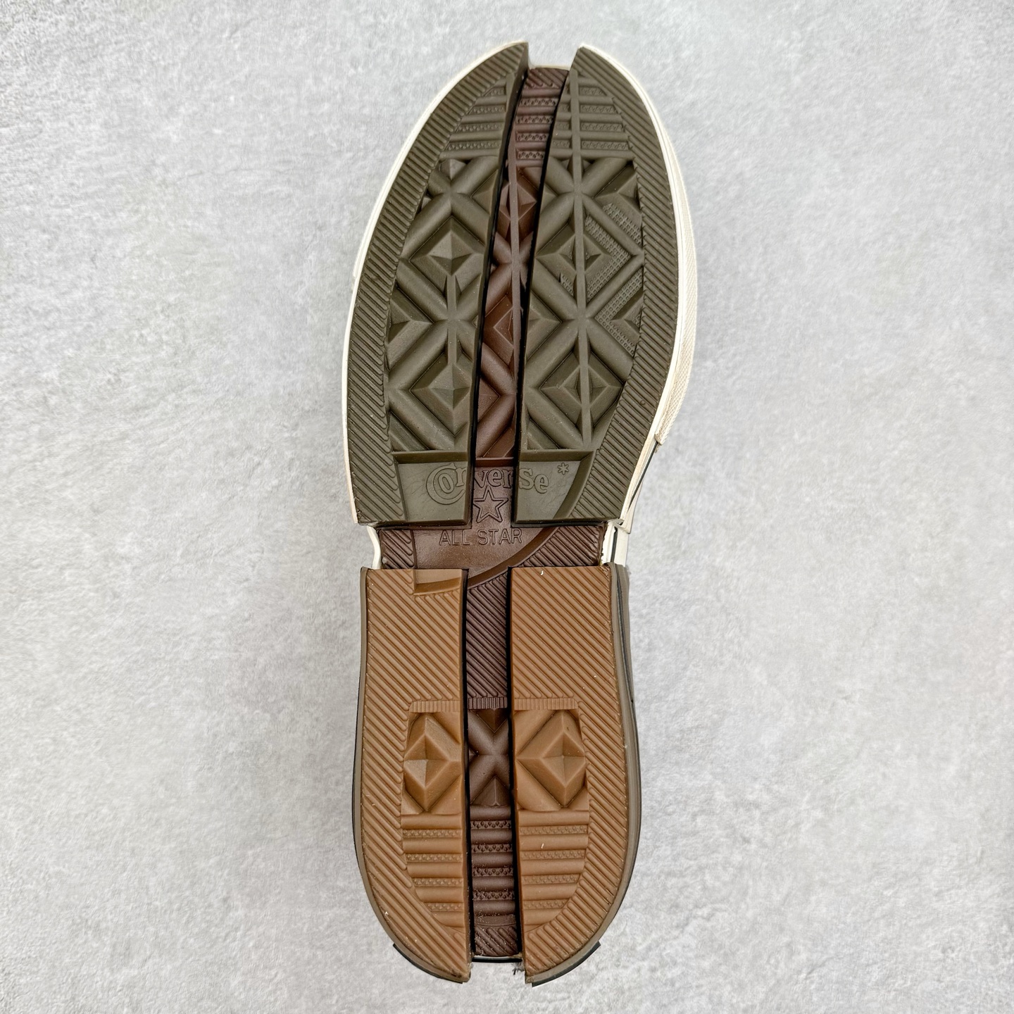 图片[9]-Converse x Feng Chen Wang 设计师联名款 做旧解构渐变系列 以陶艺为灵感，“建盏”蓝釉与“兔毫”棕釉化作鞋面流动纹路，鞋面做出裂纹细节复刻高温窑变艺术，融合2-ln-1的设计理念，将双层帆布鞋半裁剪拼叠，12盎司帆布鞋面质感拉满了。 当陶土在窑火中进裂，黑灰釉色随温度流淌 偶然与必然在布面交织，扎染若窑变斑驳以肌理拼贴的方式重现瓷胚的粗粉与重塑呈现一场光与裂纹的诗意共舞。 货号：A15741C 渐变棕 货号：A15742C 渐变灰蓝 尺码：35 36 36.5 37 37.5 38 39 39.5 40 41 41.5 42 42.5 43 44-选品中心