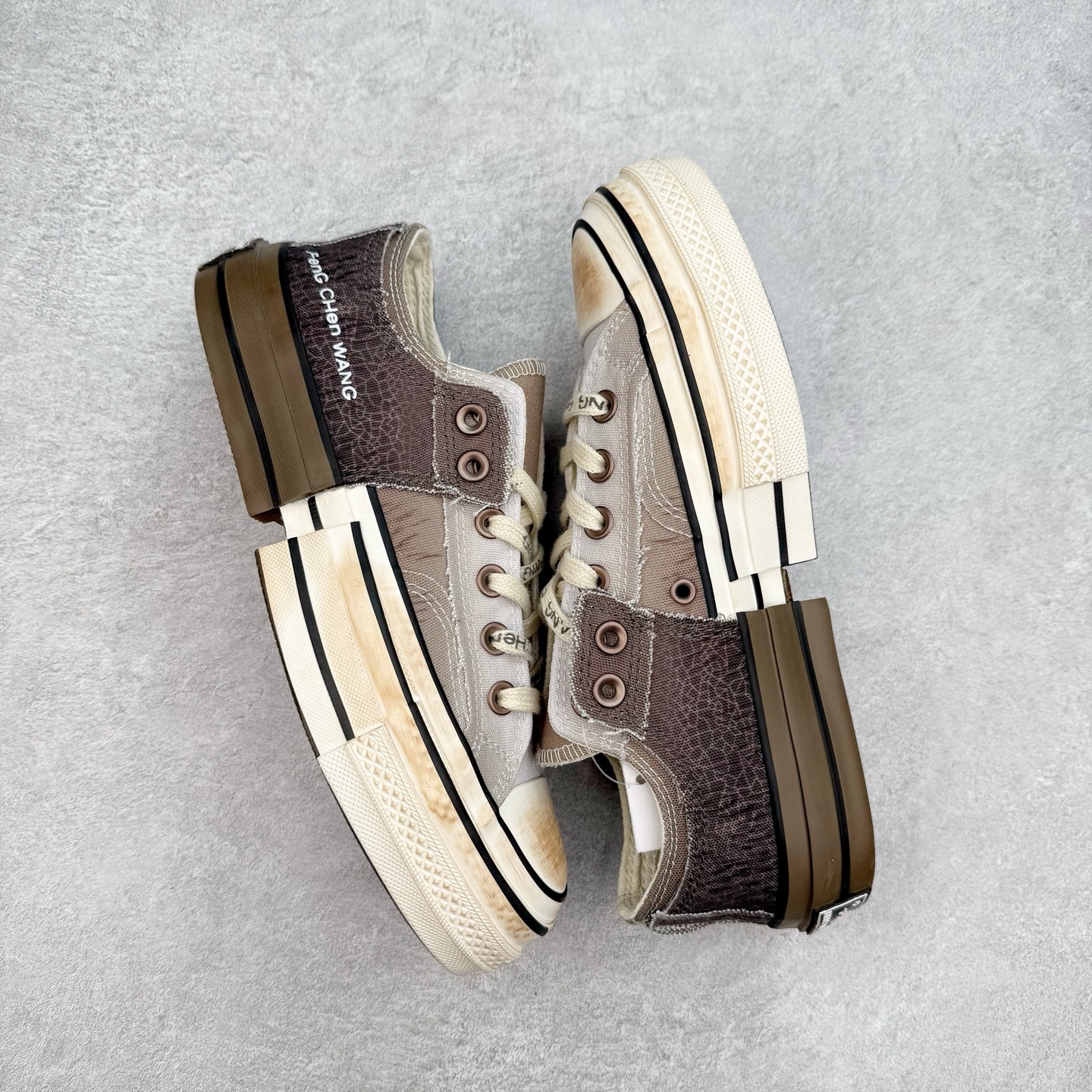 图片[3]-Converse x Feng Chen Wang 设计师联名款 做旧解构渐变系列 以陶艺为灵感，“建盏”蓝釉与“兔毫”棕釉化作鞋面流动纹路，鞋面做出裂纹细节复刻高温窑变艺术，融合2-ln-1的设计理念，将双层帆布鞋半裁剪拼叠，12盎司帆布鞋面质感拉满了。 当陶土在窑火中进裂，黑灰釉色随温度流淌 偶然与必然在布面交织，扎染若窑变斑驳以肌理拼贴的方式重现瓷胚的粗粉与重塑呈现一场光与裂纹的诗意共舞。 货号：A15741C 渐变棕 货号：A15742C 渐变灰蓝 尺码：35 36 36.5 37 37.5 38 39 39.5 40 41 41.5 42 42.5 43 44-选品中心