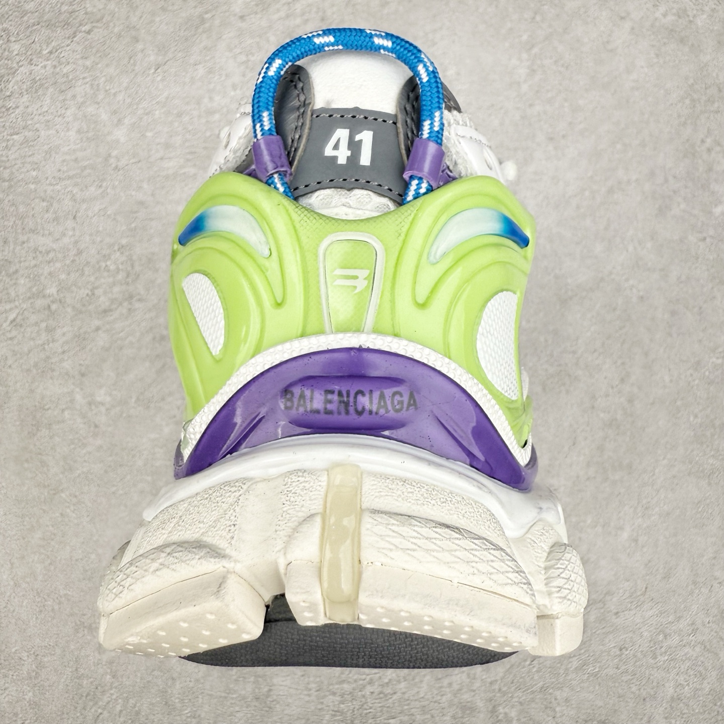图片[8]-＃VG零售版 BALENCIAGA Runner Sneaker 巴黎世家七代慢跑系列低帮复古野跑潮流运动鞋老爹鞋 尼龙和网布材质 磨损效果 鞋头边缘印有尺码 背面浮印尺码 外侧印有跑者徽标 鞋舌刺绣 Balenciaga 品牌标识 鞋跟背面 Balenciaga品牌标识 材质采用65%聚氨酯、35%聚酯纤维 全新 Runner 鞋型轮廓借鉴于 2000 年初的复古线条 搭载大网眼面料制成鞋面基础，由粉色、白色尼龍与橡胶质地覆盖鞋面诠释线条感 当中透过几道手缝线与折损痕更是精准的掌握历经时间淬炼的破旧痕迹 延续其手法至鞋领、鞋跟、鞋带、中底等部分均饰有破损及脏污之貌 尤其是鞋领处与鞋带孔眼条更是采用不规则做旧技术将内容物泡棉随机露出 尺码：35 36 37 38 39 40 41 42 43 44 45 46-选品中心