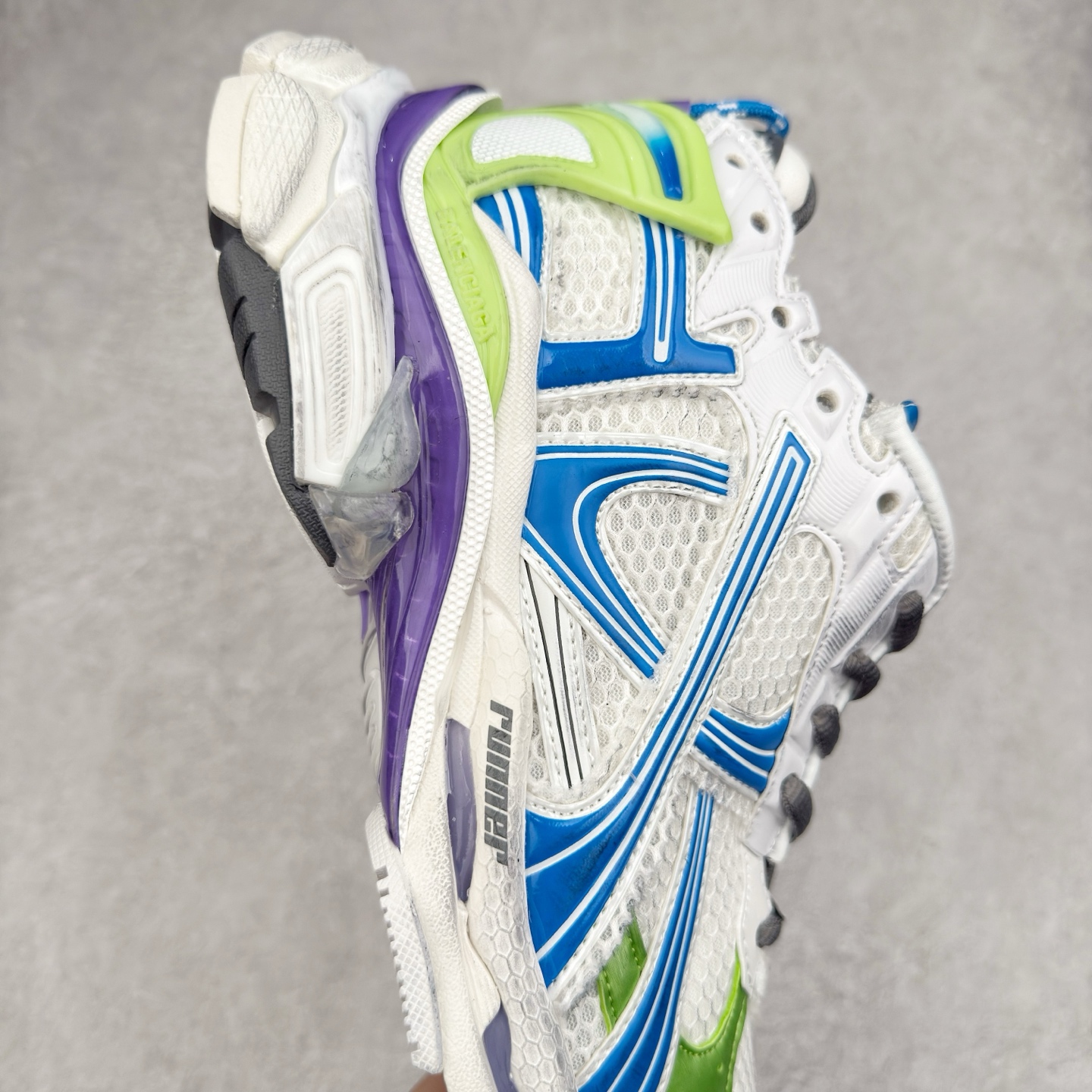 图片[6]-＃VG零售版 BALENCIAGA Runner Sneaker 巴黎世家七代慢跑系列低帮复古野跑潮流运动鞋老爹鞋 尼龙和网布材质 磨损效果 鞋头边缘印有尺码 背面浮印尺码 外侧印有跑者徽标 鞋舌刺绣 Balenciaga 品牌标识 鞋跟背面 Balenciaga品牌标识 材质采用65%聚氨酯、35%聚酯纤维 全新 Runner 鞋型轮廓借鉴于 2000 年初的复古线条 搭载大网眼面料制成鞋面基础，由粉色、白色尼龍与橡胶质地覆盖鞋面诠释线条感 当中透过几道手缝线与折损痕更是精准的掌握历经时间淬炼的破旧痕迹 延续其手法至鞋领、鞋跟、鞋带、中底等部分均饰有破损及脏污之貌 尤其是鞋领处与鞋带孔眼条更是采用不规则做旧技术将内容物泡棉随机露出 尺码：35 36 37 38 39 40 41 42 43 44 45 46-选品中心