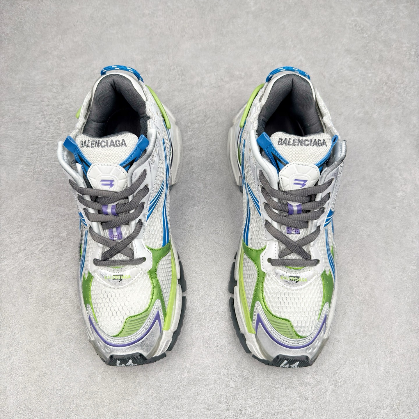 图片[2]-＃VG零售版 BALENCIAGA Runner Sneaker 巴黎世家七代慢跑系列低帮复古野跑潮流运动鞋老爹鞋 尼龙和网布材质 磨损效果 鞋头边缘印有尺码 背面浮印尺码 外侧印有跑者徽标 鞋舌刺绣 Balenciaga 品牌标识 鞋跟背面 Balenciaga品牌标识 材质采用65%聚氨酯、35%聚酯纤维 全新 Runner 鞋型轮廓借鉴于 2000 年初的复古线条 搭载大网眼面料制成鞋面基础，由粉色、白色尼龍与橡胶质地覆盖鞋面诠释线条感 当中透过几道手缝线与折损痕更是精准的掌握历经时间淬炼的破旧痕迹 延续其手法至鞋领、鞋跟、鞋带、中底等部分均饰有破损及脏污之貌 尤其是鞋领处与鞋带孔眼条更是采用不规则做旧技术将内容物泡棉随机露出 尺码：35 36 37 38 39 40 41 42 43 44 45 46-选品中心
