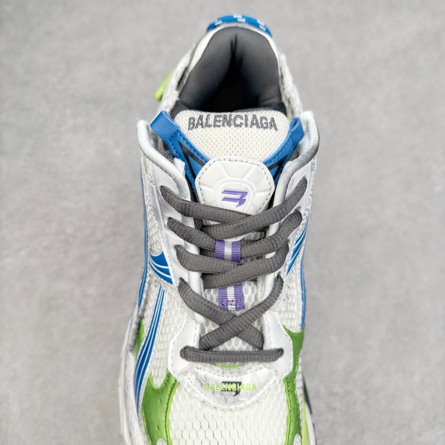 图片[5]-＃VG零售版 BALENCIAGA Runner Sneaker 巴黎世家七代慢跑系列低帮复古野跑潮流运动鞋老爹鞋 尼龙和网布材质 磨损效果 鞋头边缘印有尺码 背面浮印尺码 外侧印有跑者徽标 鞋舌刺绣 Balenciaga 品牌标识 鞋跟背面 Balenciaga品牌标识 材质采用65%聚氨酯、35%聚酯纤维 全新 Runner 鞋型轮廓借鉴于 2000 年初的复古线条 搭载大网眼面料制成鞋面基础，由粉色、白色尼龍与橡胶质地覆盖鞋面诠释线条感 当中透过几道手缝线与折损痕更是精准的掌握历经时间淬炼的破旧痕迹 延续其手法至鞋领、鞋跟、鞋带、中底等部分均饰有破损及脏污之貌 尤其是鞋领处与鞋带孔眼条更是采用不规则做旧技术将内容物泡棉随机露出 尺码：35 36 37 38 39 40 41 42 43 44 45 46-选品中心