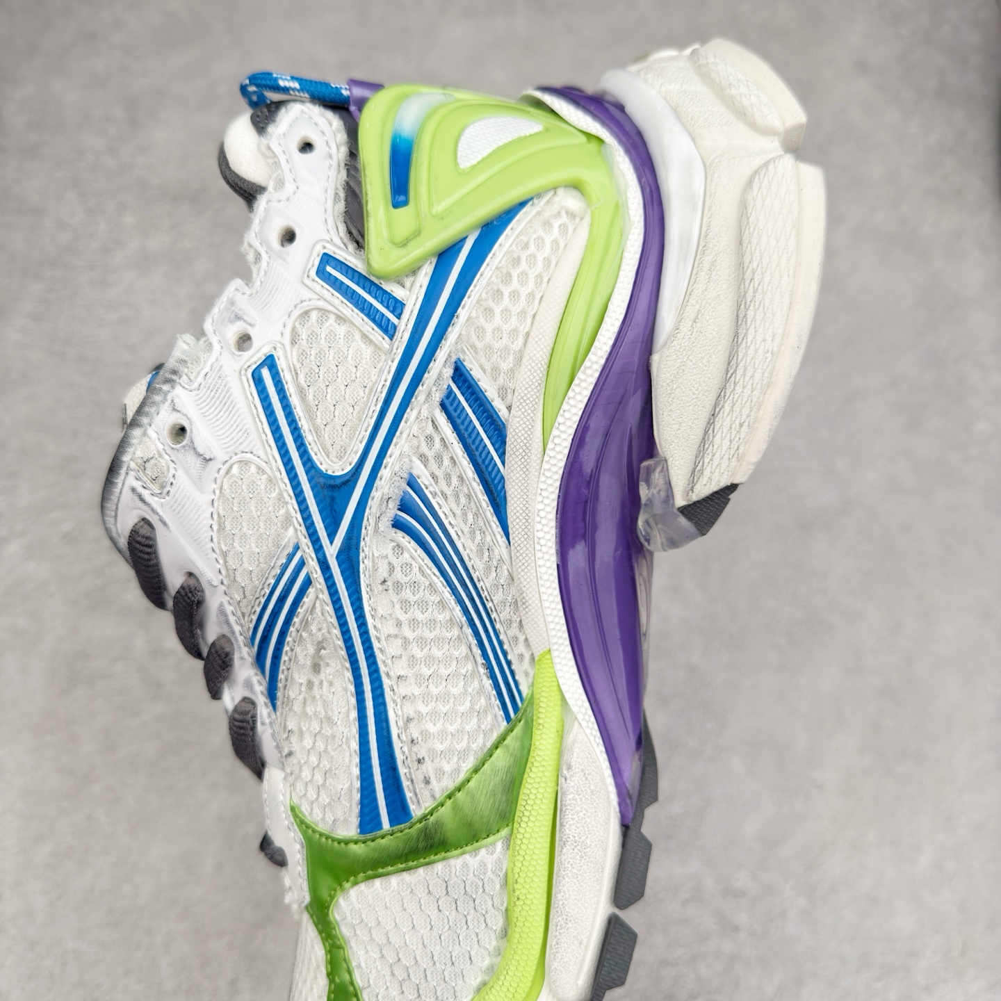 图片[7]-＃VG零售版 BALENCIAGA Runner Sneaker 巴黎世家七代慢跑系列低帮复古野跑潮流运动鞋老爹鞋 尼龙和网布材质 磨损效果 鞋头边缘印有尺码 背面浮印尺码 外侧印有跑者徽标 鞋舌刺绣 Balenciaga 品牌标识 鞋跟背面 Balenciaga品牌标识 材质采用65%聚氨酯、35%聚酯纤维 全新 Runner 鞋型轮廓借鉴于 2000 年初的复古线条 搭载大网眼面料制成鞋面基础，由粉色、白色尼龍与橡胶质地覆盖鞋面诠释线条感 当中透过几道手缝线与折损痕更是精准的掌握历经时间淬炼的破旧痕迹 延续其手法至鞋领、鞋跟、鞋带、中底等部分均饰有破损及脏污之貌 尤其是鞋领处与鞋带孔眼条更是采用不规则做旧技术将内容物泡棉随机露出 尺码：35 36 37 38 39 40 41 42 43 44 45 46-选品中心