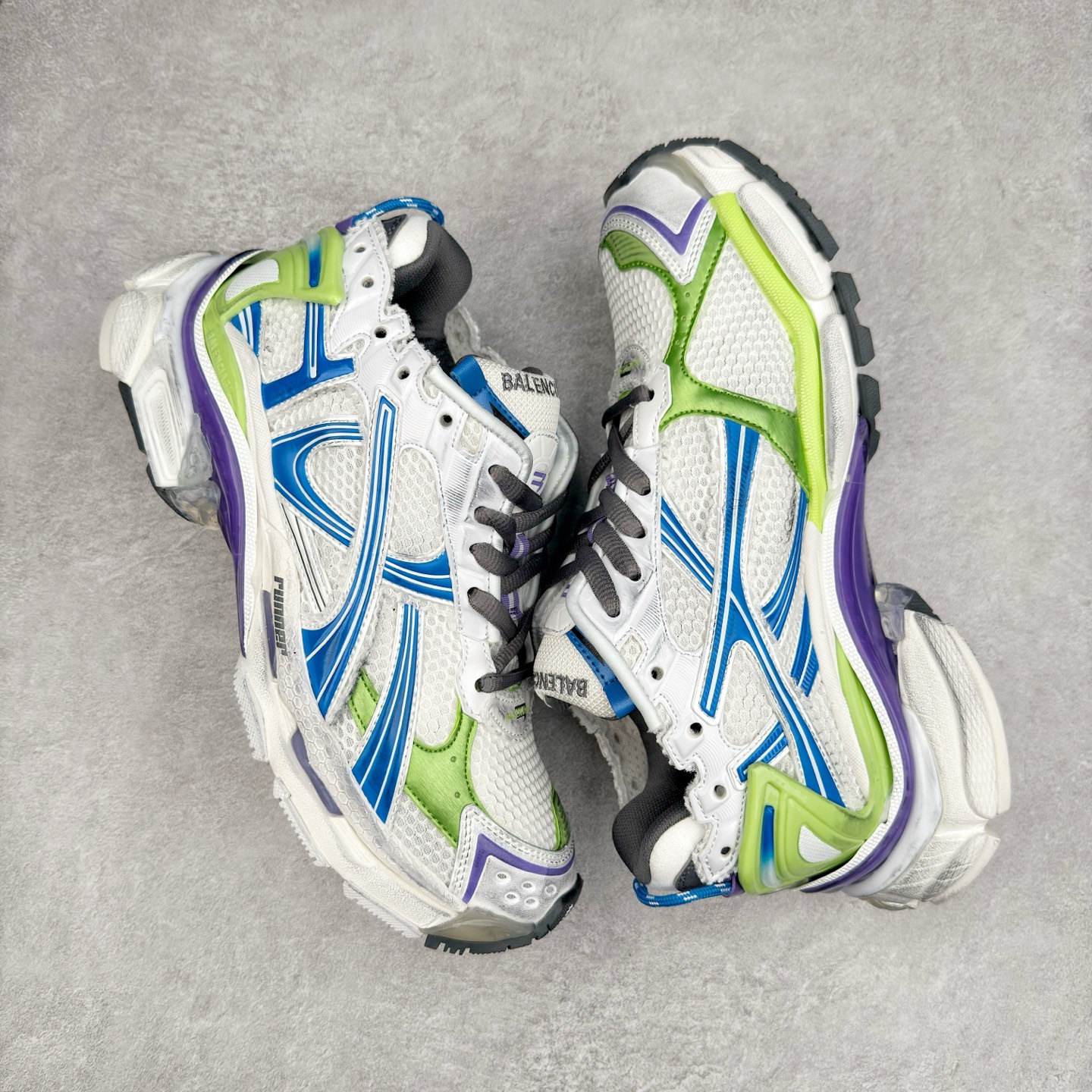 图片[3]-＃VG零售版 BALENCIAGA Runner Sneaker 巴黎世家七代慢跑系列低帮复古野跑潮流运动鞋老爹鞋 尼龙和网布材质 磨损效果 鞋头边缘印有尺码 背面浮印尺码 外侧印有跑者徽标 鞋舌刺绣 Balenciaga 品牌标识 鞋跟背面 Balenciaga品牌标识 材质采用65%聚氨酯、35%聚酯纤维 全新 Runner 鞋型轮廓借鉴于 2000 年初的复古线条 搭载大网眼面料制成鞋面基础，由粉色、白色尼龍与橡胶质地覆盖鞋面诠释线条感 当中透过几道手缝线与折损痕更是精准的掌握历经时间淬炼的破旧痕迹 延续其手法至鞋领、鞋跟、鞋带、中底等部分均饰有破损及脏污之貌 尤其是鞋领处与鞋带孔眼条更是采用不规则做旧技术将内容物泡棉随机露出 尺码：35 36 37 38 39 40 41 42 43 44 45 46-选品中心
