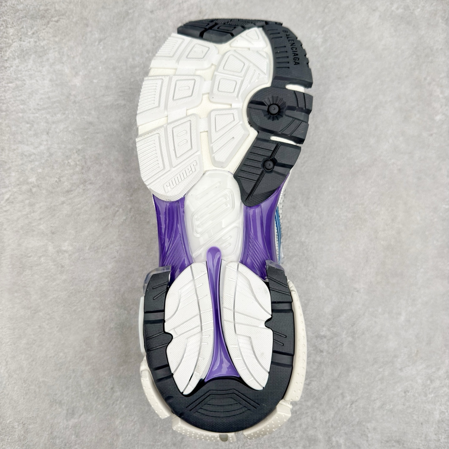 图片[9]-＃VG零售版 BALENCIAGA Runner Sneaker 巴黎世家七代慢跑系列低帮复古野跑潮流运动鞋老爹鞋 尼龙和网布材质 磨损效果 鞋头边缘印有尺码 背面浮印尺码 外侧印有跑者徽标 鞋舌刺绣 Balenciaga 品牌标识 鞋跟背面 Balenciaga品牌标识 材质采用65%聚氨酯、35%聚酯纤维 全新 Runner 鞋型轮廓借鉴于 2000 年初的复古线条 搭载大网眼面料制成鞋面基础，由粉色、白色尼龍与橡胶质地覆盖鞋面诠释线条感 当中透过几道手缝线与折损痕更是精准的掌握历经时间淬炼的破旧痕迹 延续其手法至鞋领、鞋跟、鞋带、中底等部分均饰有破损及脏污之貌 尤其是鞋领处与鞋带孔眼条更是采用不规则做旧技术将内容物泡棉随机露出 尺码：35 36 37 38 39 40 41 42 43 44 45 46-选品中心