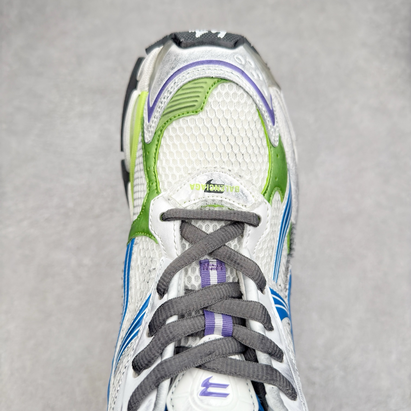 图片[4]-＃VG零售版 BALENCIAGA Runner Sneaker 巴黎世家七代慢跑系列低帮复古野跑潮流运动鞋老爹鞋 尼龙和网布材质 磨损效果 鞋头边缘印有尺码 背面浮印尺码 外侧印有跑者徽标 鞋舌刺绣 Balenciaga 品牌标识 鞋跟背面 Balenciaga品牌标识 材质采用65%聚氨酯、35%聚酯纤维 全新 Runner 鞋型轮廓借鉴于 2000 年初的复古线条 搭载大网眼面料制成鞋面基础，由粉色、白色尼龍与橡胶质地覆盖鞋面诠释线条感 当中透过几道手缝线与折损痕更是精准的掌握历经时间淬炼的破旧痕迹 延续其手法至鞋领、鞋跟、鞋带、中底等部分均饰有破损及脏污之貌 尤其是鞋领处与鞋带孔眼条更是采用不规则做旧技术将内容物泡棉随机露出 尺码：35 36 37 38 39 40 41 42 43 44 45 46-选品中心