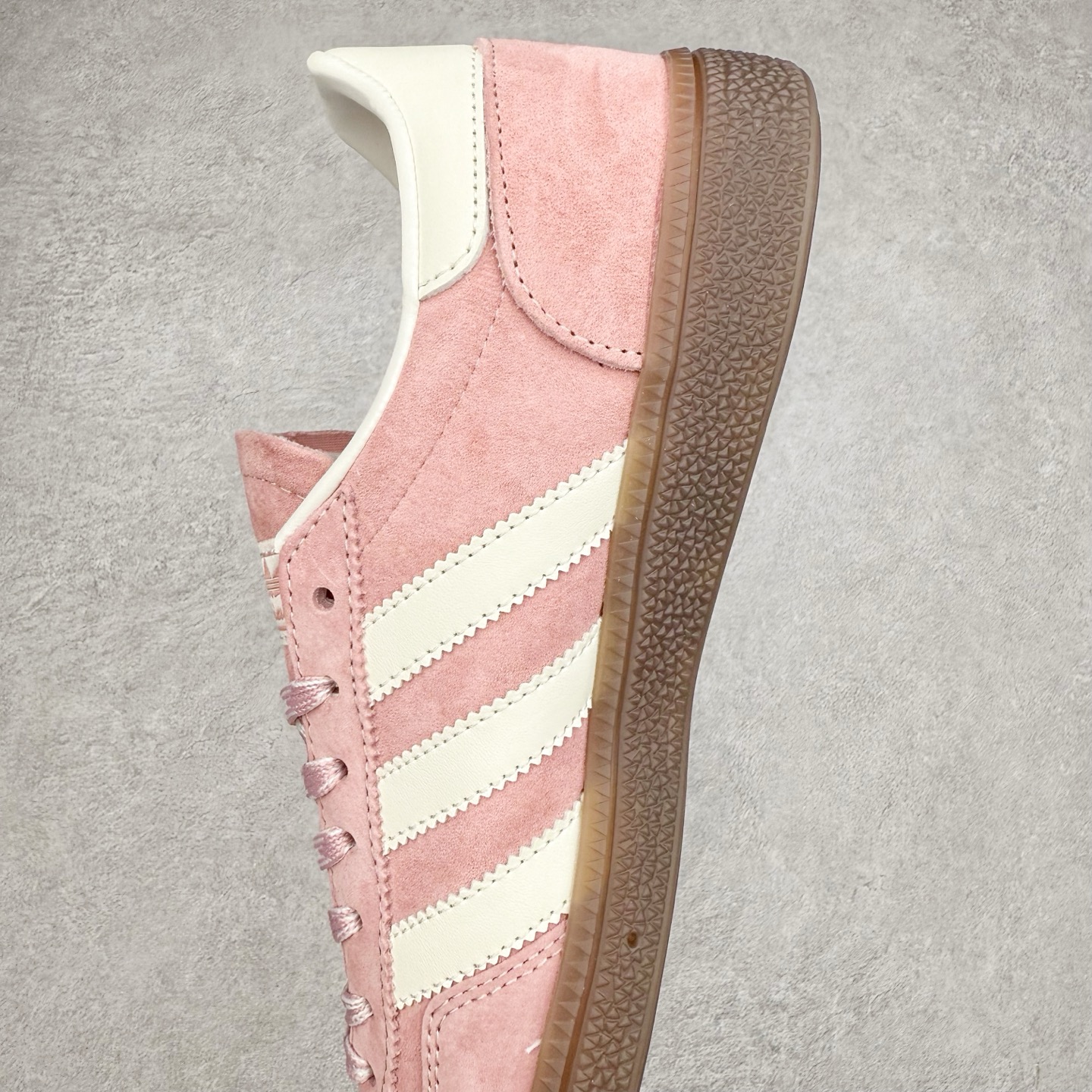 图片[7]-AD Originals Handball SPZL 手球运动员系列百搭休闲运动板鞋 KJ6305 这款来自阿迪达斯的这款HANDBALL SPZL前身是一双手球运动鞋，这一次拿来复刻，所以鞋面的主要色彩选用了黑色， 鞋面外侧除了Spezial字母之外还有三叶草标志。Handball SPZL作为复古手球训练鞋与作为室内足球鞋的Samba有着异曲同工之处，但是质感更为出众的鞋身以及丰富的配色选择比起Samba来讲可以说是更胜一筹了！尺码：36 36⅔ 37⅓ 38 38⅔ 39⅓ 40 40⅔ 41⅓ 42 42⅔ 43⅓ 44 45-选品中心