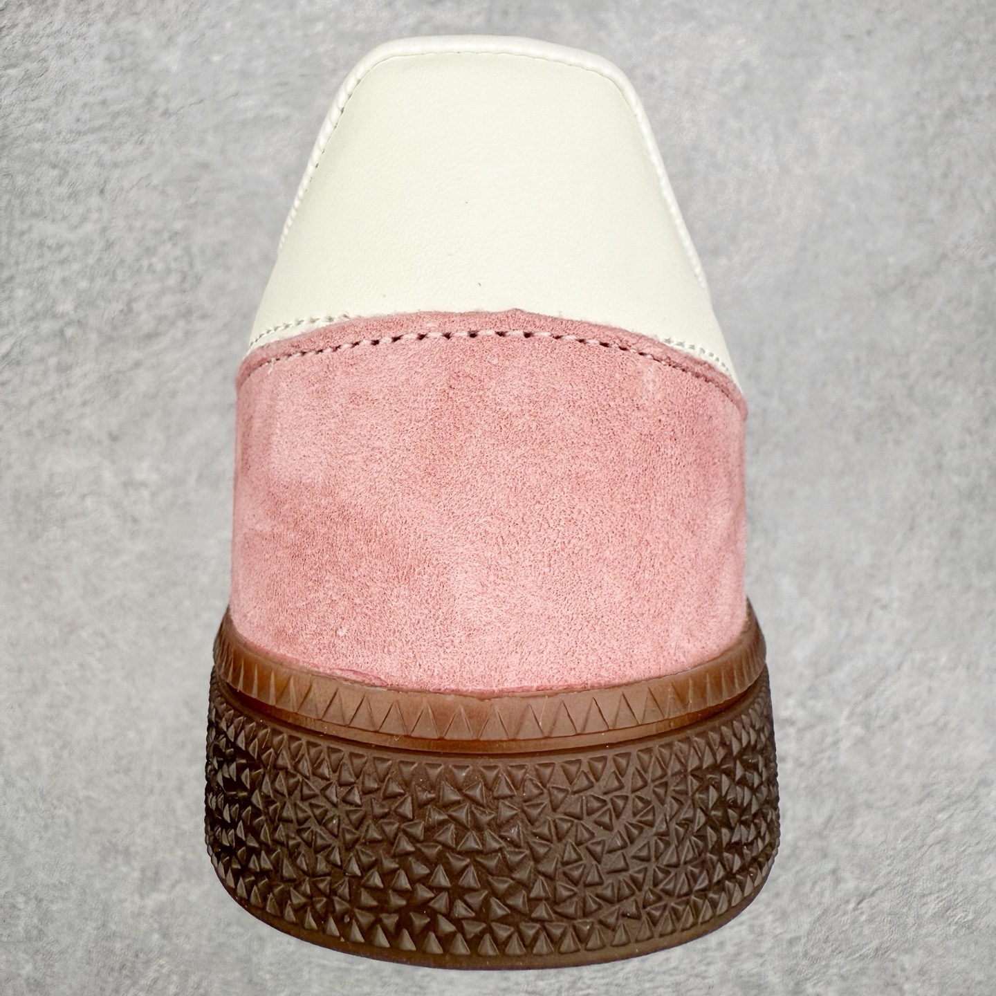 图片[8]-AD Originals Handball SPZL 手球运动员系列百搭休闲运动板鞋 KJ6305 这款来自阿迪达斯的这款HANDBALL SPZL前身是一双手球运动鞋，这一次拿来复刻，所以鞋面的主要色彩选用了黑色， 鞋面外侧除了Spezial字母之外还有三叶草标志。Handball SPZL作为复古手球训练鞋与作为室内足球鞋的Samba有着异曲同工之处，但是质感更为出众的鞋身以及丰富的配色选择比起Samba来讲可以说是更胜一筹了！尺码：36 36⅔ 37⅓ 38 38⅔ 39⅓ 40 40⅔ 41⅓ 42 42⅔ 43⅓ 44 45-选品中心