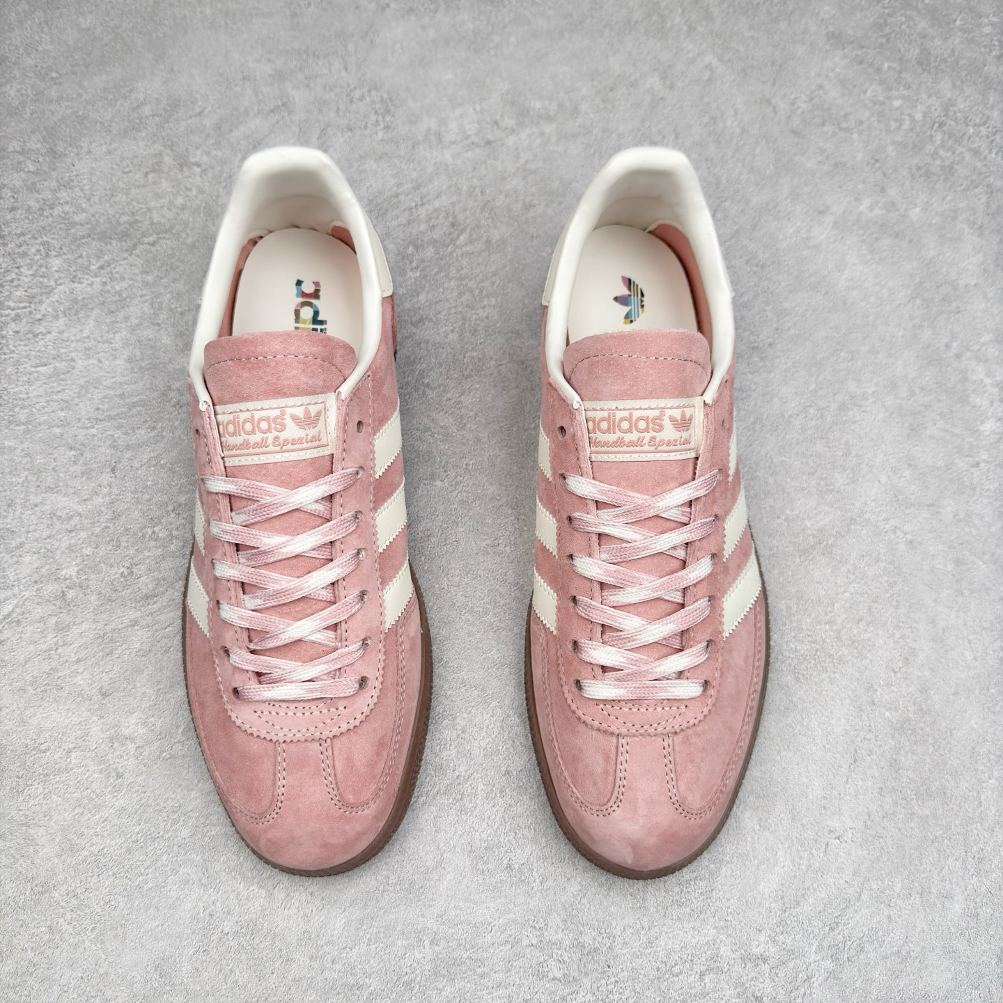 图片[2]-AD Originals Handball SPZL 手球运动员系列百搭休闲运动板鞋 KJ6305 这款来自阿迪达斯的这款HANDBALL SPZL前身是一双手球运动鞋，这一次拿来复刻，所以鞋面的主要色彩选用了黑色， 鞋面外侧除了Spezial字母之外还有三叶草标志。Handball SPZL作为复古手球训练鞋与作为室内足球鞋的Samba有着异曲同工之处，但是质感更为出众的鞋身以及丰富的配色选择比起Samba来讲可以说是更胜一筹了！尺码：36 36⅔ 37⅓ 38 38⅔ 39⅓ 40 40⅔ 41⅓ 42 42⅔ 43⅓ 44 45-选品中心