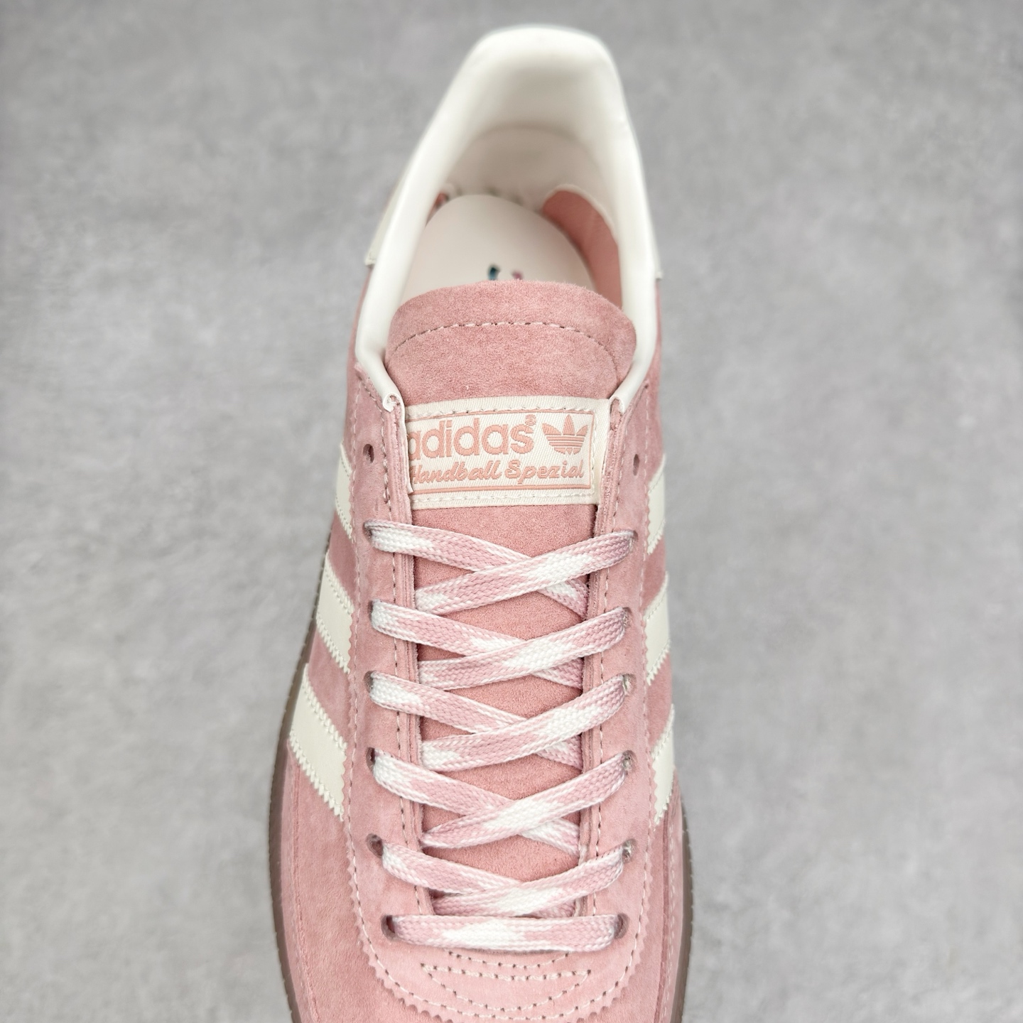 图片[5]-AD Originals Handball SPZL 手球运动员系列百搭休闲运动板鞋 KJ6305 这款来自阿迪达斯的这款HANDBALL SPZL前身是一双手球运动鞋，这一次拿来复刻，所以鞋面的主要色彩选用了黑色， 鞋面外侧除了Spezial字母之外还有三叶草标志。Handball SPZL作为复古手球训练鞋与作为室内足球鞋的Samba有着异曲同工之处，但是质感更为出众的鞋身以及丰富的配色选择比起Samba来讲可以说是更胜一筹了！尺码：36 36⅔ 37⅓ 38 38⅔ 39⅓ 40 40⅔ 41⅓ 42 42⅔ 43⅓ 44 45-选品中心