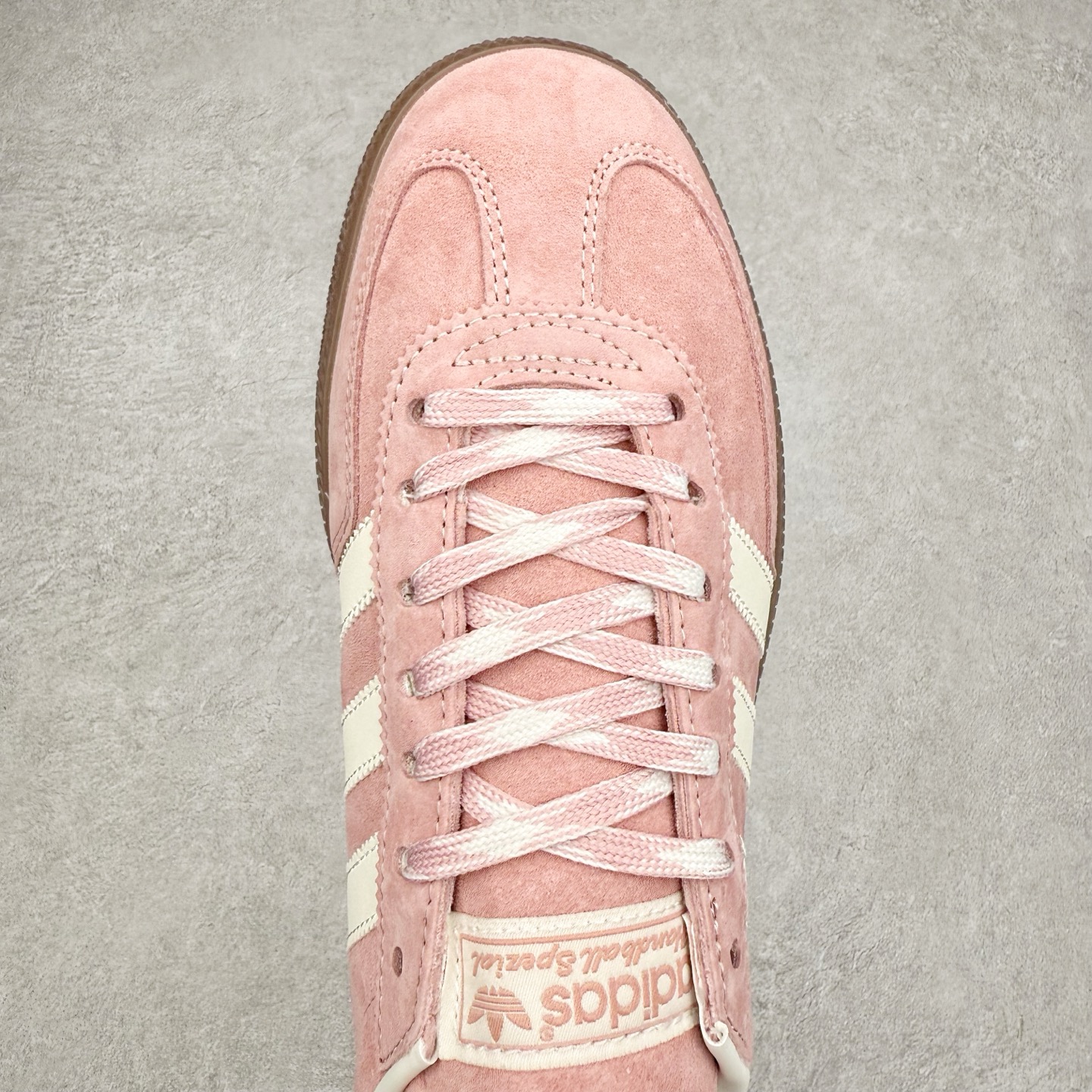 图片[4]-AD Originals Handball SPZL 手球运动员系列百搭休闲运动板鞋 KJ6305 这款来自阿迪达斯的这款HANDBALL SPZL前身是一双手球运动鞋，这一次拿来复刻，所以鞋面的主要色彩选用了黑色， 鞋面外侧除了Spezial字母之外还有三叶草标志。Handball SPZL作为复古手球训练鞋与作为室内足球鞋的Samba有着异曲同工之处，但是质感更为出众的鞋身以及丰富的配色选择比起Samba来讲可以说是更胜一筹了！尺码：36 36⅔ 37⅓ 38 38⅔ 39⅓ 40 40⅔ 41⅓ 42 42⅔ 43⅓ 44 45-选品中心