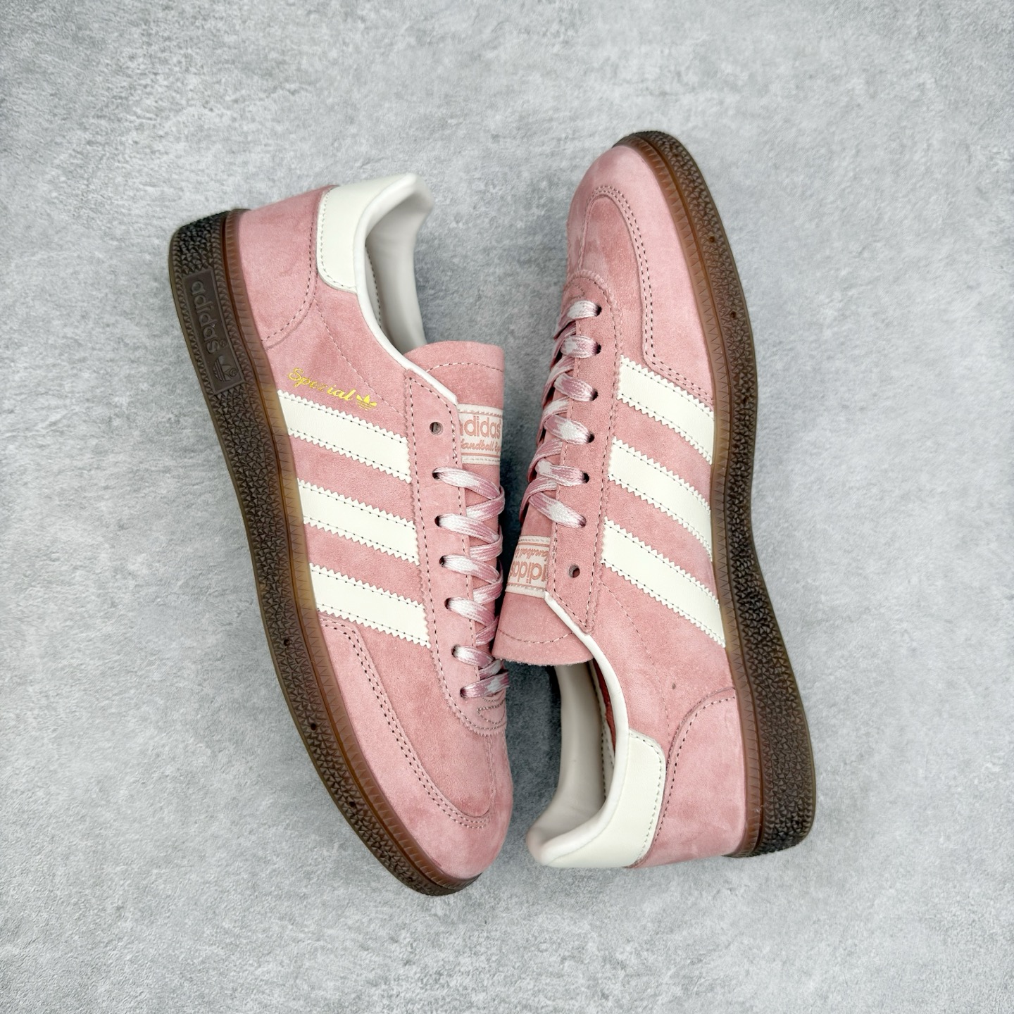 图片[3]-AD Originals Handball SPZL 手球运动员系列百搭休闲运动板鞋 KJ6305 这款来自阿迪达斯的这款HANDBALL SPZL前身是一双手球运动鞋，这一次拿来复刻，所以鞋面的主要色彩选用了黑色， 鞋面外侧除了Spezial字母之外还有三叶草标志。Handball SPZL作为复古手球训练鞋与作为室内足球鞋的Samba有着异曲同工之处，但是质感更为出众的鞋身以及丰富的配色选择比起Samba来讲可以说是更胜一筹了！尺码：36 36⅔ 37⅓ 38 38⅔ 39⅓ 40 40⅔ 41⅓ 42 42⅔ 43⅓ 44 45-选品中心