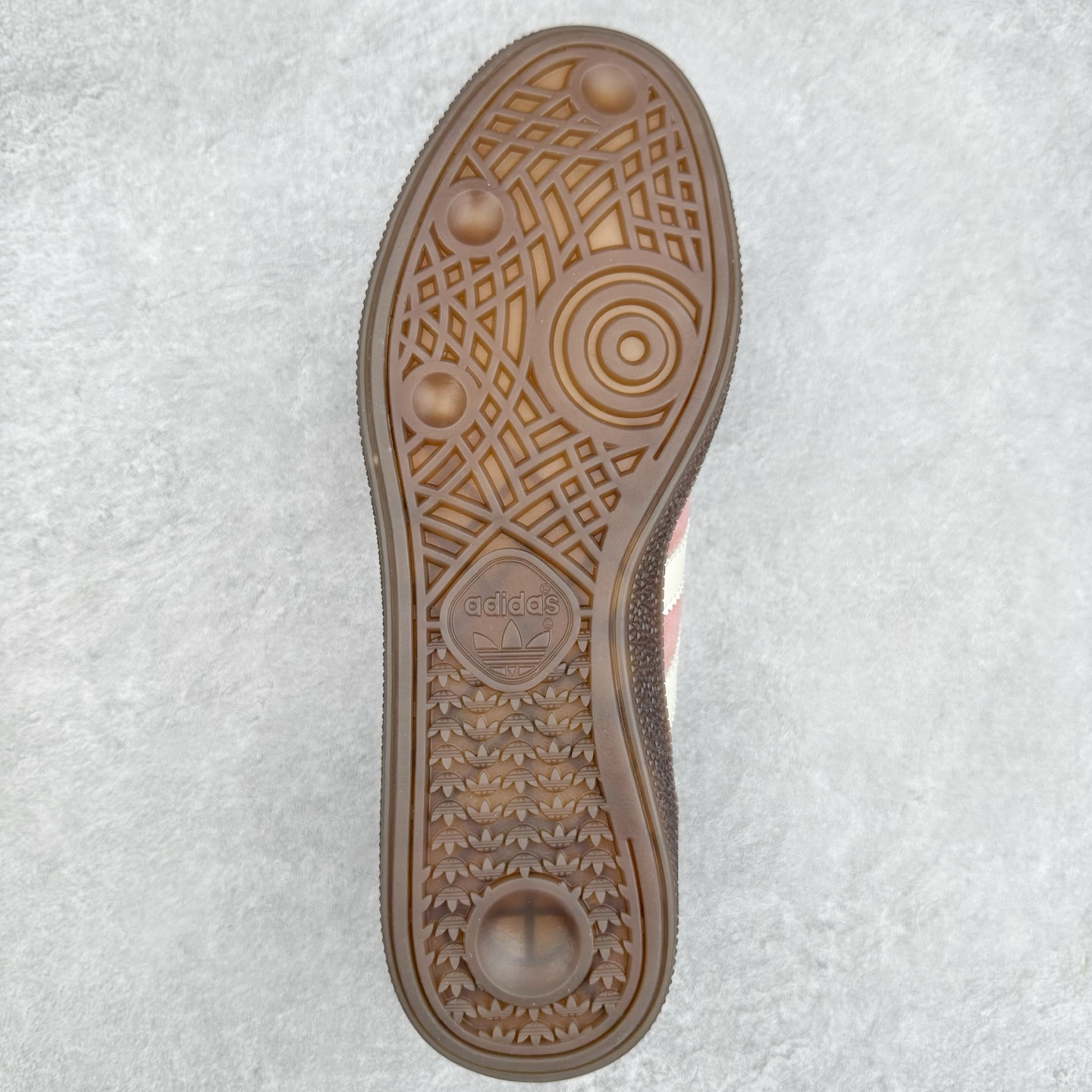 图片[9]-AD Originals Handball SPZL 手球运动员系列百搭休闲运动板鞋 KJ6305 这款来自阿迪达斯的这款HANDBALL SPZL前身是一双手球运动鞋，这一次拿来复刻，所以鞋面的主要色彩选用了黑色， 鞋面外侧除了Spezial字母之外还有三叶草标志。Handball SPZL作为复古手球训练鞋与作为室内足球鞋的Samba有着异曲同工之处，但是质感更为出众的鞋身以及丰富的配色选择比起Samba来讲可以说是更胜一筹了！尺码：36 36⅔ 37⅓ 38 38⅔ 39⅓ 40 40⅔ 41⅓ 42 42⅔ 43⅓ 44 45-选品中心