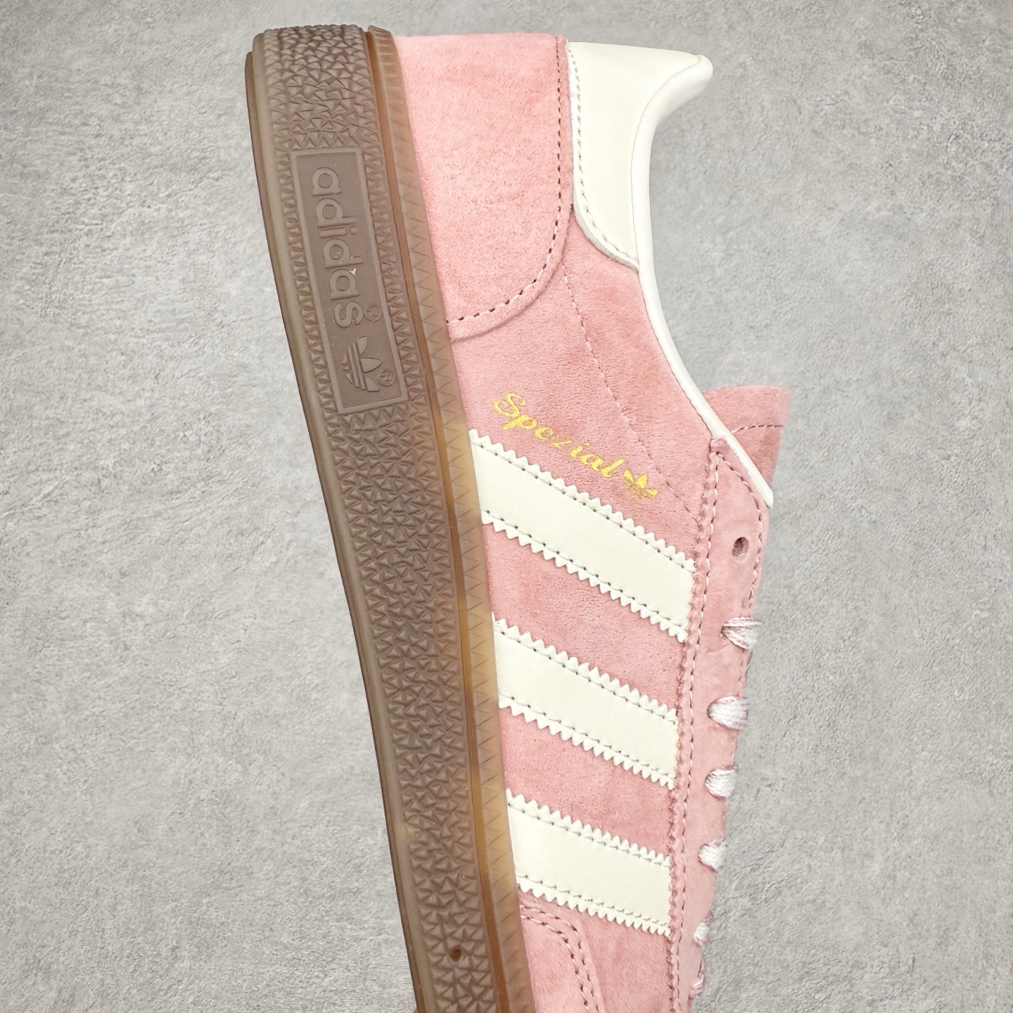 图片[6]-AD Originals Handball SPZL 手球运动员系列百搭休闲运动板鞋 KJ6305 这款来自阿迪达斯的这款HANDBALL SPZL前身是一双手球运动鞋，这一次拿来复刻，所以鞋面的主要色彩选用了黑色， 鞋面外侧除了Spezial字母之外还有三叶草标志。Handball SPZL作为复古手球训练鞋与作为室内足球鞋的Samba有着异曲同工之处，但是质感更为出众的鞋身以及丰富的配色选择比起Samba来讲可以说是更胜一筹了！尺码：36 36⅔ 37⅓ 38 38⅔ 39⅓ 40 40⅔ 41⅓ 42 42⅔ 43⅓ 44 45-选品中心