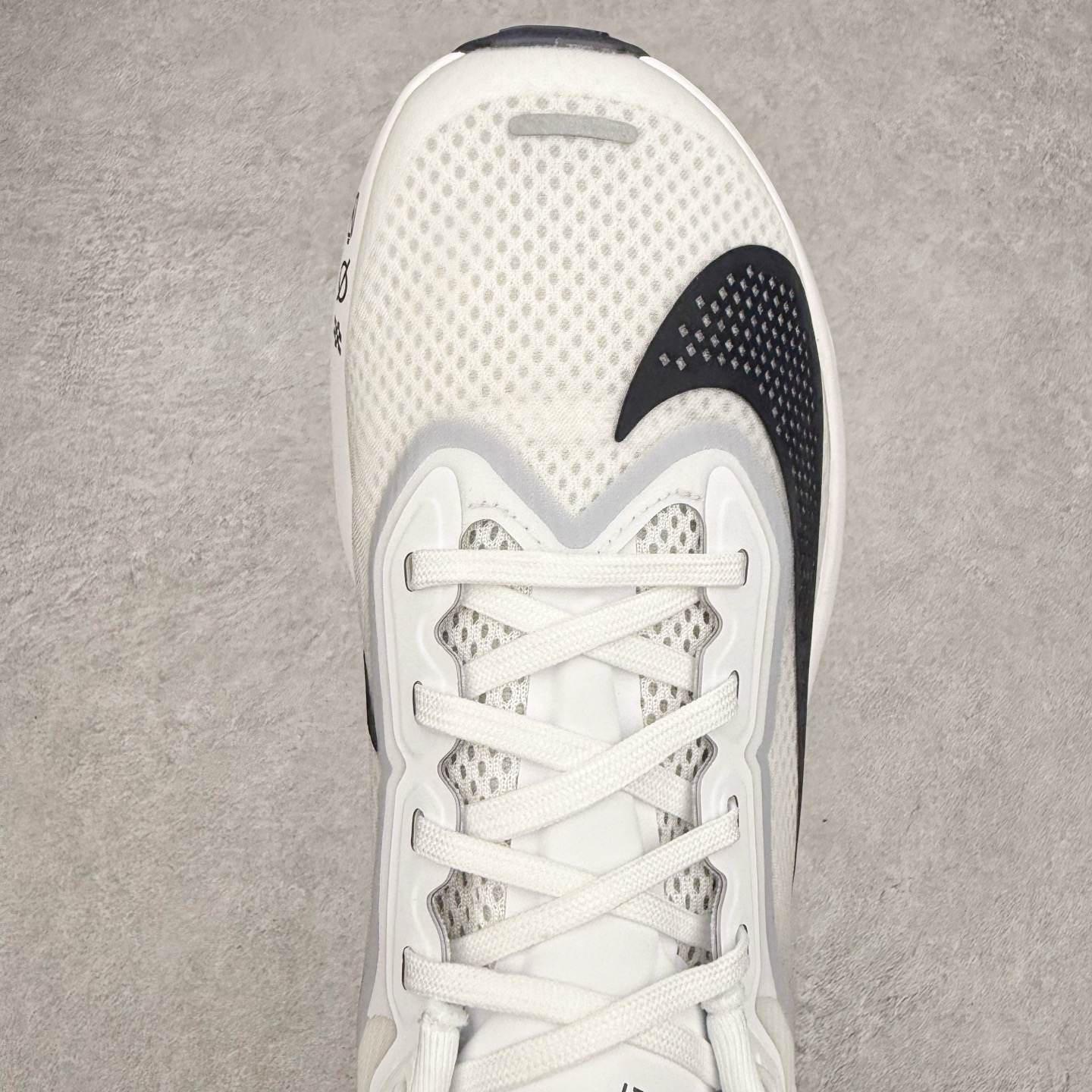 图片[4]-＃TG纯原 NK ZoomX Invincible Run Flyknit 6 轻量跑鞋 飞织低帮休闲运动慢跑鞋 厚底增高 老爹鞋 此鞋专为短跑运动员而生 是为 5 至 10 公里距离的赛事和训练打造 整体设计采用流线型的轻质工程网眼材质构成鞋面 并与其他 Running 旗舰鞋款同样搭载全脚掌 ZoomX 缓冲中底 搭配 Pebax 物料与橡胶外底 ZoomX StreakFly 首发配色以Prototype呈现 其灵感是来自开发期间的磨损测试 透过编号的标记与内侧的预期跑步距离突出研发过程 尺码：36 36.5 37.5 38 38.5 39 40 40.5 41 42 42.5 43 44 45-选品中心