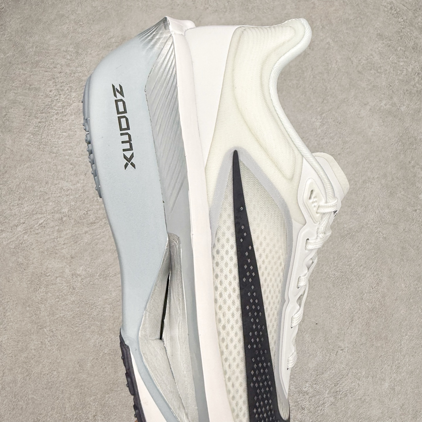 图片[6]-＃TG纯原 NK ZoomX Invincible Run Flyknit 6 轻量跑鞋 飞织低帮休闲运动慢跑鞋 厚底增高 老爹鞋 此鞋专为短跑运动员而生 是为 5 至 10 公里距离的赛事和训练打造 整体设计采用流线型的轻质工程网眼材质构成鞋面 并与其他 Running 旗舰鞋款同样搭载全脚掌 ZoomX 缓冲中底 搭配 Pebax 物料与橡胶外底 ZoomX StreakFly 首发配色以Prototype呈现 其灵感是来自开发期间的磨损测试 透过编号的标记与内侧的预期跑步距离突出研发过程 尺码：36 36.5 37.5 38 38.5 39 40 40.5 41 42 42.5 43 44 45-选品中心