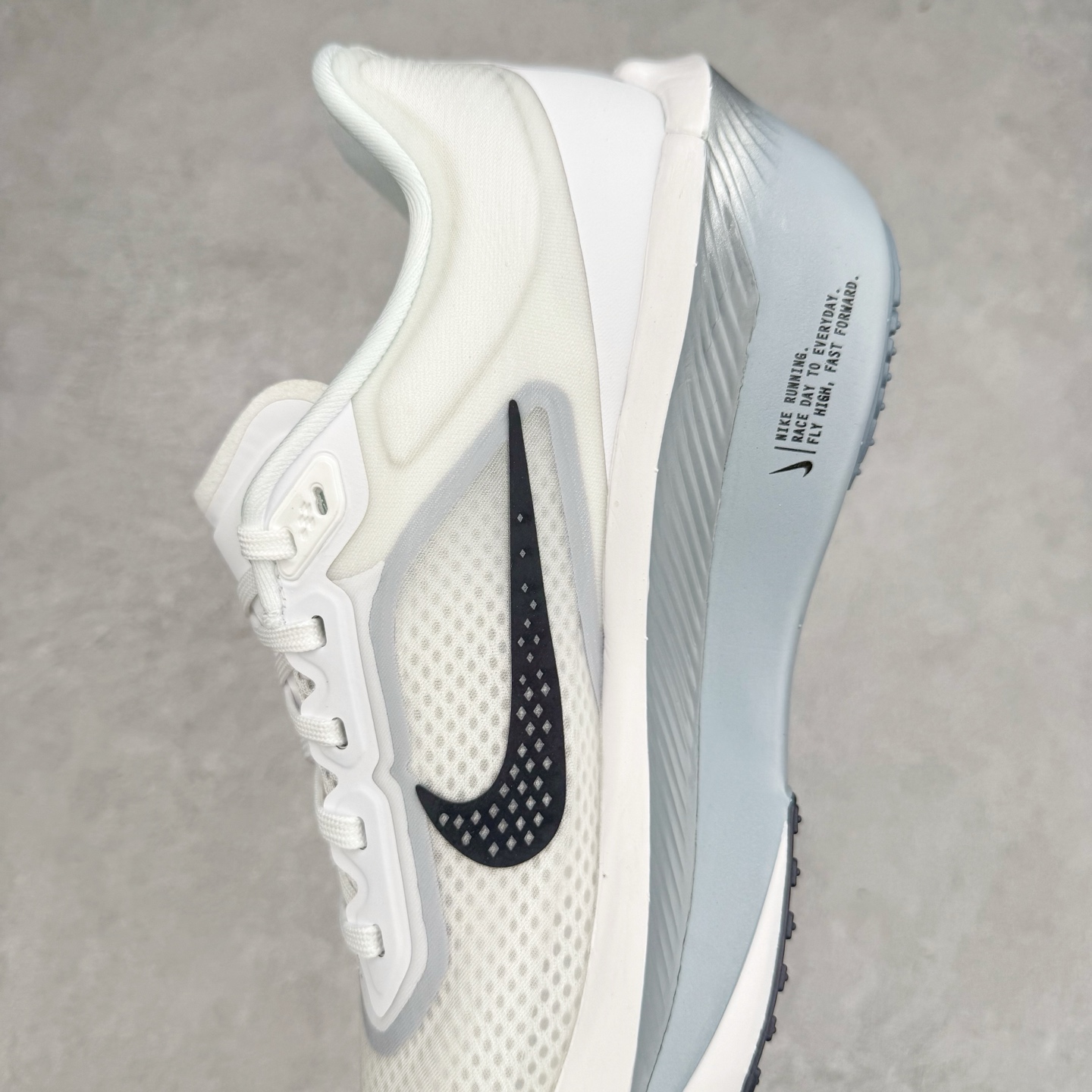 图片[7]-＃TG纯原 NK ZoomX Invincible Run Flyknit 6 轻量跑鞋 飞织低帮休闲运动慢跑鞋 厚底增高 老爹鞋 此鞋专为短跑运动员而生 是为 5 至 10 公里距离的赛事和训练打造 整体设计采用流线型的轻质工程网眼材质构成鞋面 并与其他 Running 旗舰鞋款同样搭载全脚掌 ZoomX 缓冲中底 搭配 Pebax 物料与橡胶外底 ZoomX StreakFly 首发配色以Prototype呈现 其灵感是来自开发期间的磨损测试 透过编号的标记与内侧的预期跑步距离突出研发过程 尺码：36 36.5 37.5 38 38.5 39 40 40.5 41 42 42.5 43 44 45-选品中心