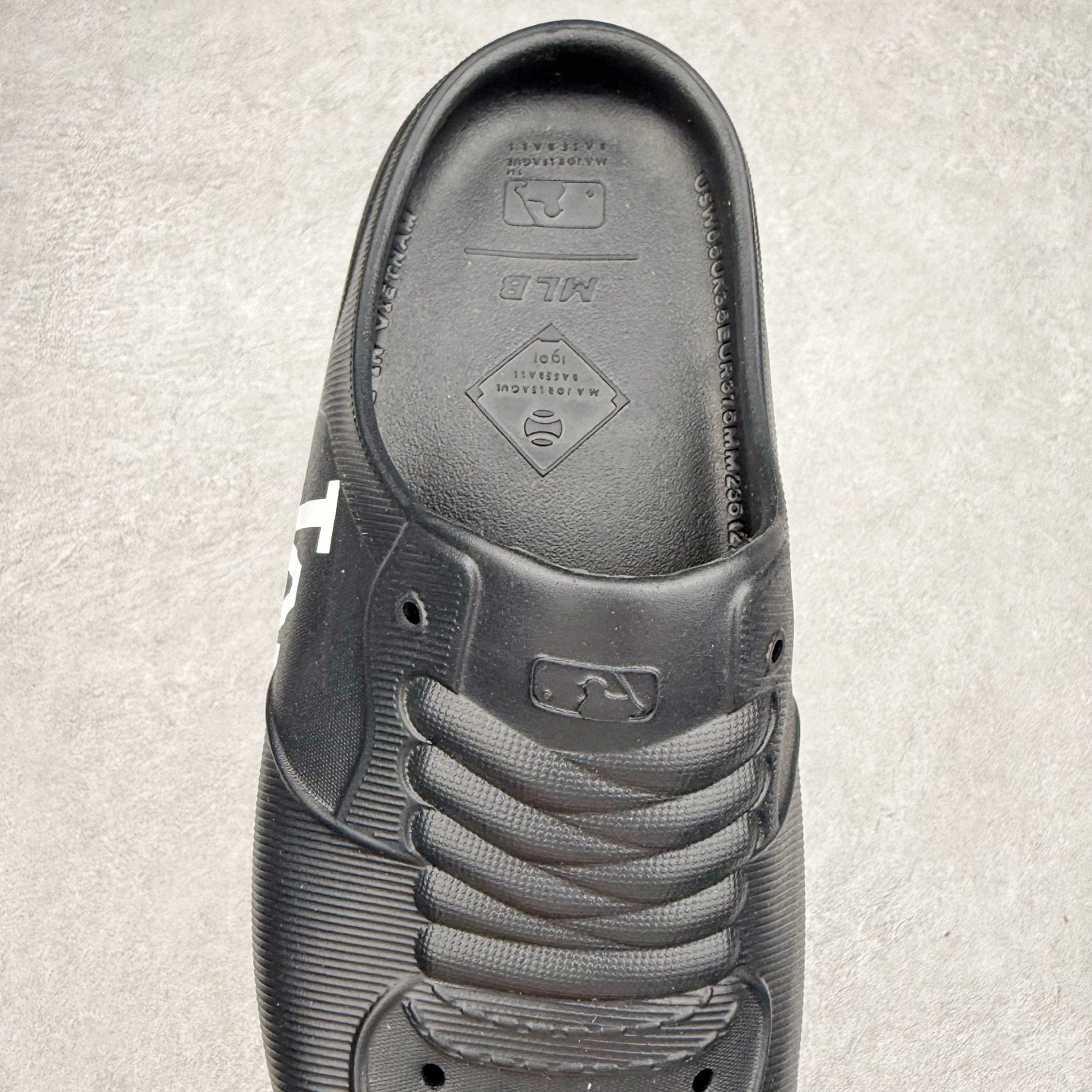 图片[5]-MLB Chunky Liner Mule 美国榄球洋基队限定字母拖百搭潮流款情侣休闲包头运动拖鞋 正确全新开发高弹PU鞋底 区别市面套底版本#鞋面采用环保复合去臭材质 尺码：36 36.5 37 38 38.5 39 40 41 42 42.5 43 44-选品中心