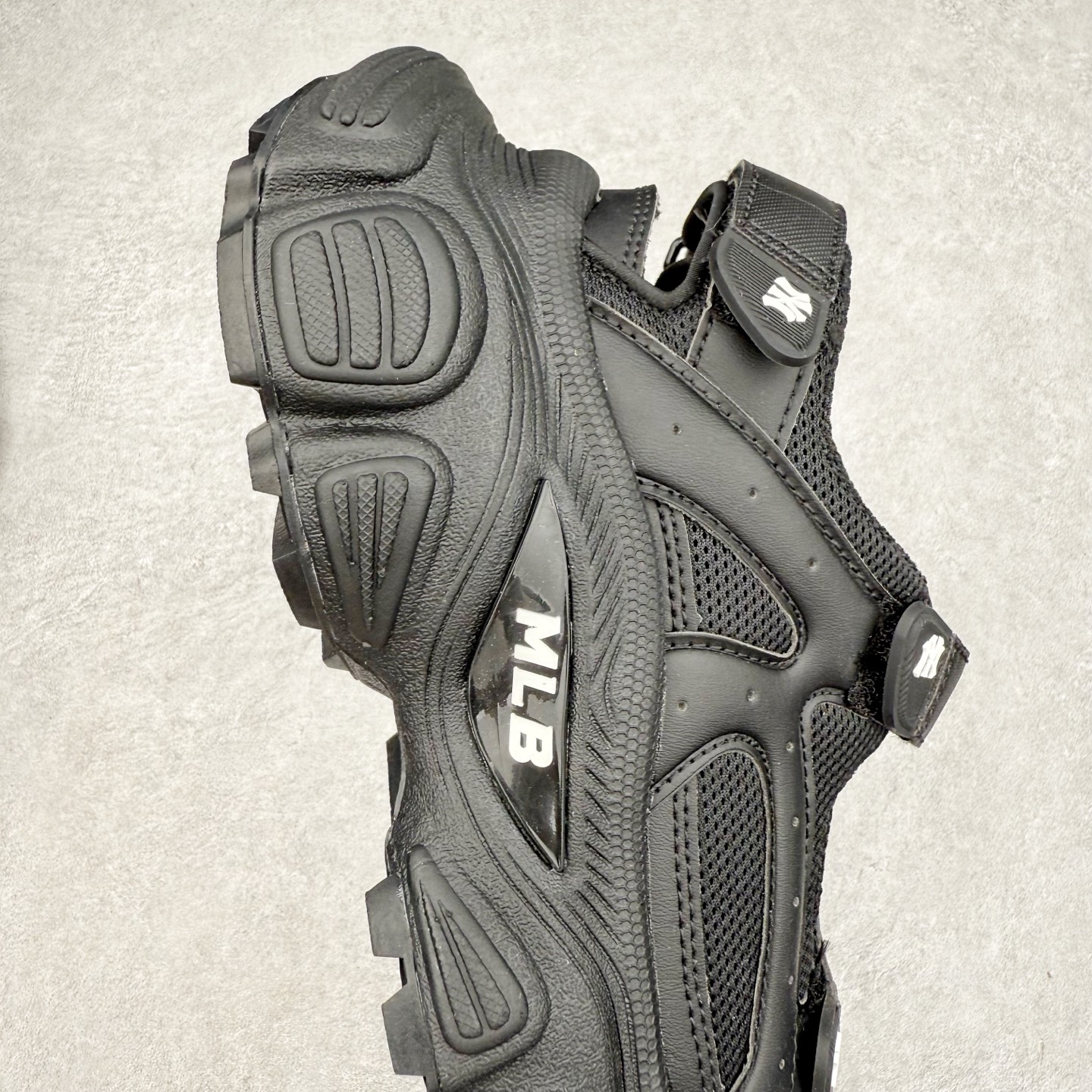 图片[6]-MLB 纽约洋基队 NY 百搭舒适耐磨溯溪鞋 MLB是韩国F&F旗下潮流服装品牌，拥有150年历史的经典传统，是街头文化和国际生活方式的领导者。MLB拥有包括男装、女装、童装、配饰在内的全品类服饰，提供覆盖各性别、各年龄层、From Head to Toe的穿搭装备。其产品结合了韩国的时尚造型与质感，展现了运动服饰也可以兼具时尚潮流的风格。在产品设计上，MLB不仅融合了美国职业棒球大联盟的各当家球队，更结合了棒球运动中的各个元素。实拍调校N版已经零色差零失真 百分百还原实物色彩所见即所得 不存在货不对板色差等低级问题 选购参考实物拍摄 不混卖不参货 只用心做好货严格选品 承诺混一赔十 尺码：36 36.5 37.5 38 38.5 39 40 40.5 41 42 42.5 43 44 44.5 45-选品中心