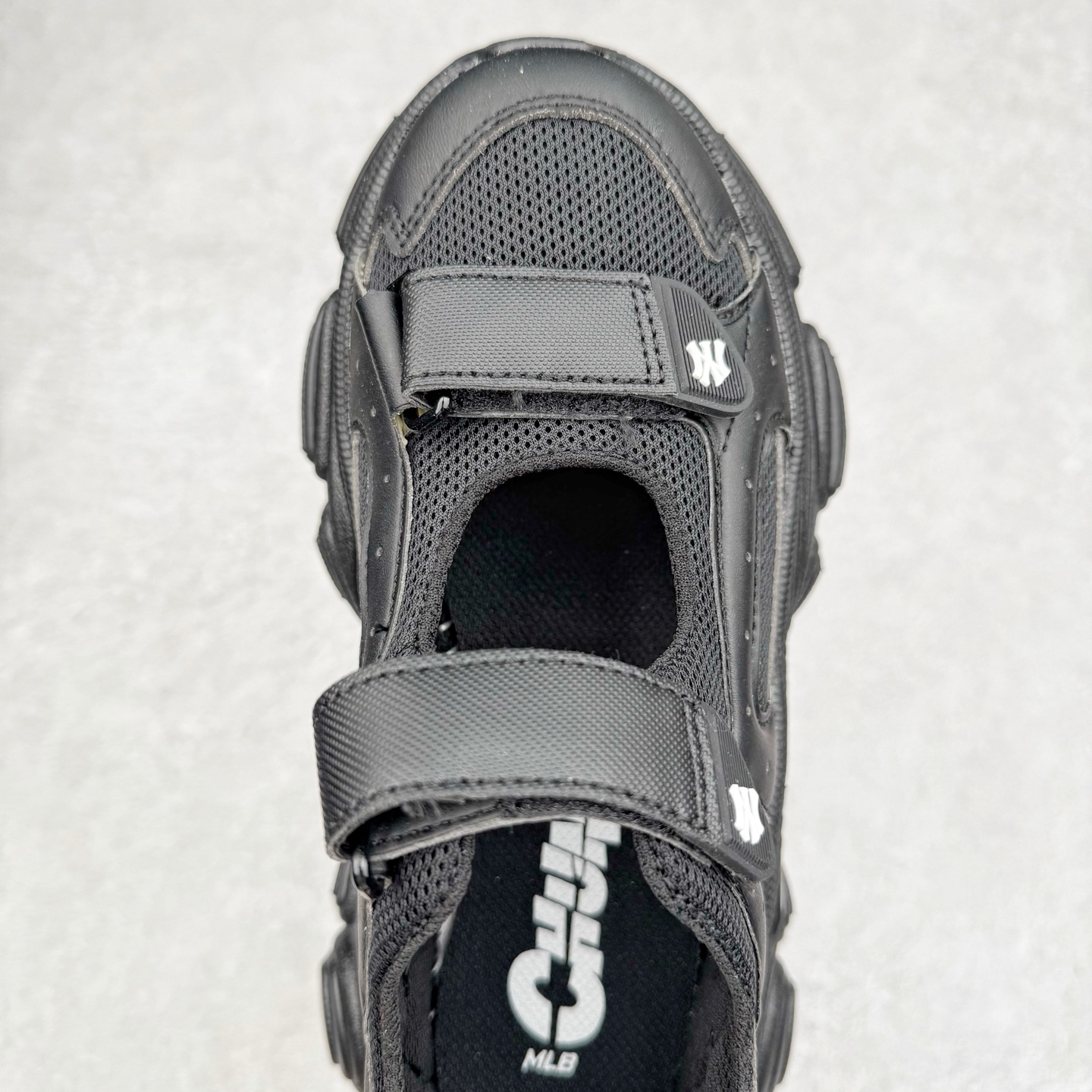 图片[4]-MLB 纽约洋基队 NY 百搭舒适耐磨溯溪鞋 MLB是韩国F&F旗下潮流服装品牌，拥有150年历史的经典传统，是街头文化和国际生活方式的领导者。MLB拥有包括男装、女装、童装、配饰在内的全品类服饰，提供覆盖各性别、各年龄层、From Head to Toe的穿搭装备。其产品结合了韩国的时尚造型与质感，展现了运动服饰也可以兼具时尚潮流的风格。在产品设计上，MLB不仅融合了美国职业棒球大联盟的各当家球队，更结合了棒球运动中的各个元素。实拍调校N版已经零色差零失真 百分百还原实物色彩所见即所得 不存在货不对板色差等低级问题 选购参考实物拍摄 不混卖不参货 只用心做好货严格选品 承诺混一赔十 尺码：36 36.5 37.5 38 38.5 39 40 40.5 41 42 42.5 43 44 44.5 45-选品中心
