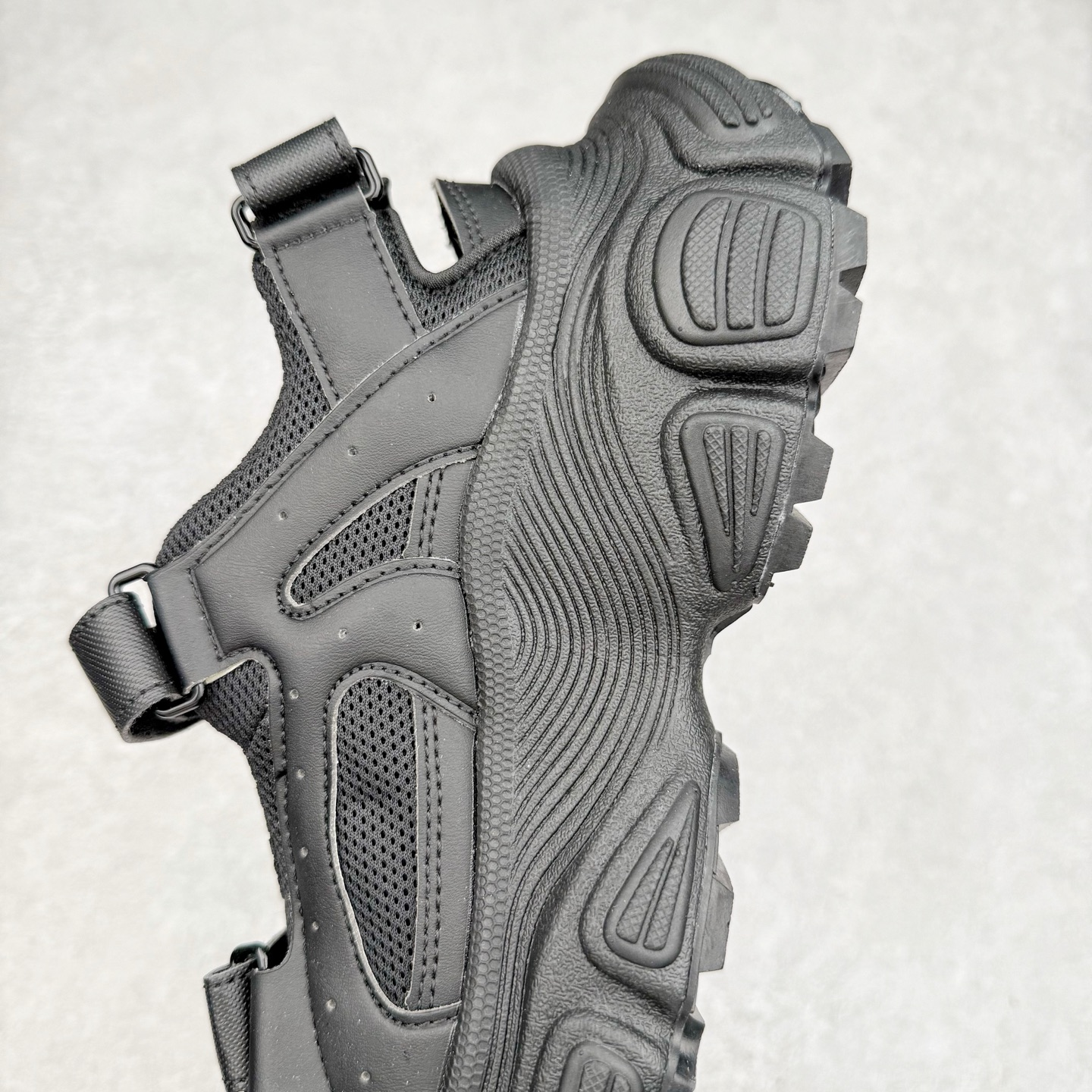 图片[7]-MLB 纽约洋基队 NY 百搭舒适耐磨溯溪鞋 MLB是韩国F&F旗下潮流服装品牌，拥有150年历史的经典传统，是街头文化和国际生活方式的领导者。MLB拥有包括男装、女装、童装、配饰在内的全品类服饰，提供覆盖各性别、各年龄层、From Head to Toe的穿搭装备。其产品结合了韩国的时尚造型与质感，展现了运动服饰也可以兼具时尚潮流的风格。在产品设计上，MLB不仅融合了美国职业棒球大联盟的各当家球队，更结合了棒球运动中的各个元素。实拍调校N版已经零色差零失真 百分百还原实物色彩所见即所得 不存在货不对板色差等低级问题 选购参考实物拍摄 不混卖不参货 只用心做好货严格选品 承诺混一赔十 尺码：36 36.5 37.5 38 38.5 39 40 40.5 41 42 42.5 43 44 44.5 45-选品中心