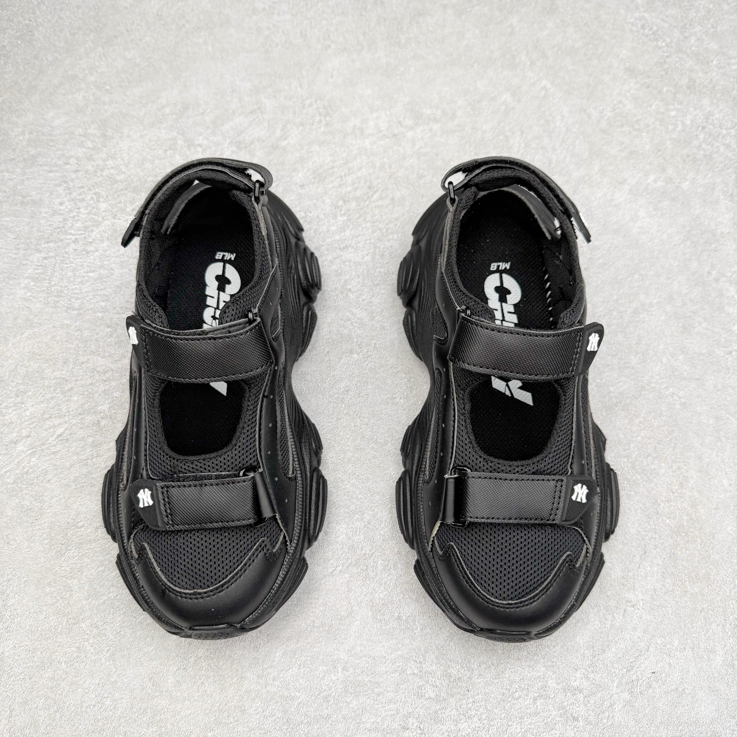 图片[2]-MLB 纽约洋基队 NY 百搭舒适耐磨溯溪鞋 MLB是韩国F&F旗下潮流服装品牌，拥有150年历史的经典传统，是街头文化和国际生活方式的领导者。MLB拥有包括男装、女装、童装、配饰在内的全品类服饰，提供覆盖各性别、各年龄层、From Head to Toe的穿搭装备。其产品结合了韩国的时尚造型与质感，展现了运动服饰也可以兼具时尚潮流的风格。在产品设计上，MLB不仅融合了美国职业棒球大联盟的各当家球队，更结合了棒球运动中的各个元素。实拍调校N版已经零色差零失真 百分百还原实物色彩所见即所得 不存在货不对板色差等低级问题 选购参考实物拍摄 不混卖不参货 只用心做好货严格选品 承诺混一赔十 尺码：36 36.5 37.5 38 38.5 39 40 40.5 41 42 42.5 43 44 44.5 45-选品中心