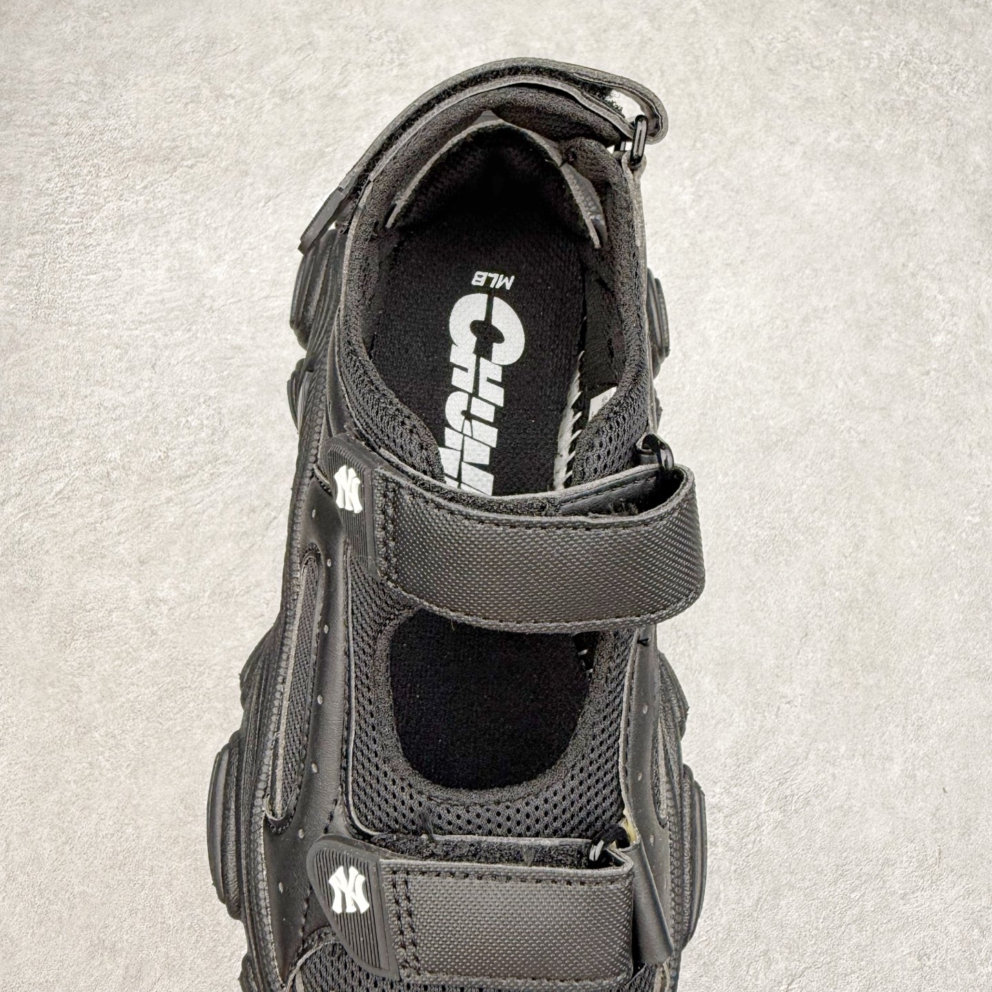 图片[5]-MLB 纽约洋基队 NY 百搭舒适耐磨溯溪鞋 MLB是韩国F&F旗下潮流服装品牌，拥有150年历史的经典传统，是街头文化和国际生活方式的领导者。MLB拥有包括男装、女装、童装、配饰在内的全品类服饰，提供覆盖各性别、各年龄层、From Head to Toe的穿搭装备。其产品结合了韩国的时尚造型与质感，展现了运动服饰也可以兼具时尚潮流的风格。在产品设计上，MLB不仅融合了美国职业棒球大联盟的各当家球队，更结合了棒球运动中的各个元素。实拍调校N版已经零色差零失真 百分百还原实物色彩所见即所得 不存在货不对板色差等低级问题 选购参考实物拍摄 不混卖不参货 只用心做好货严格选品 承诺混一赔十 尺码：36 36.5 37.5 38 38.5 39 40 40.5 41 42 42.5 43 44 44.5 45-选品中心