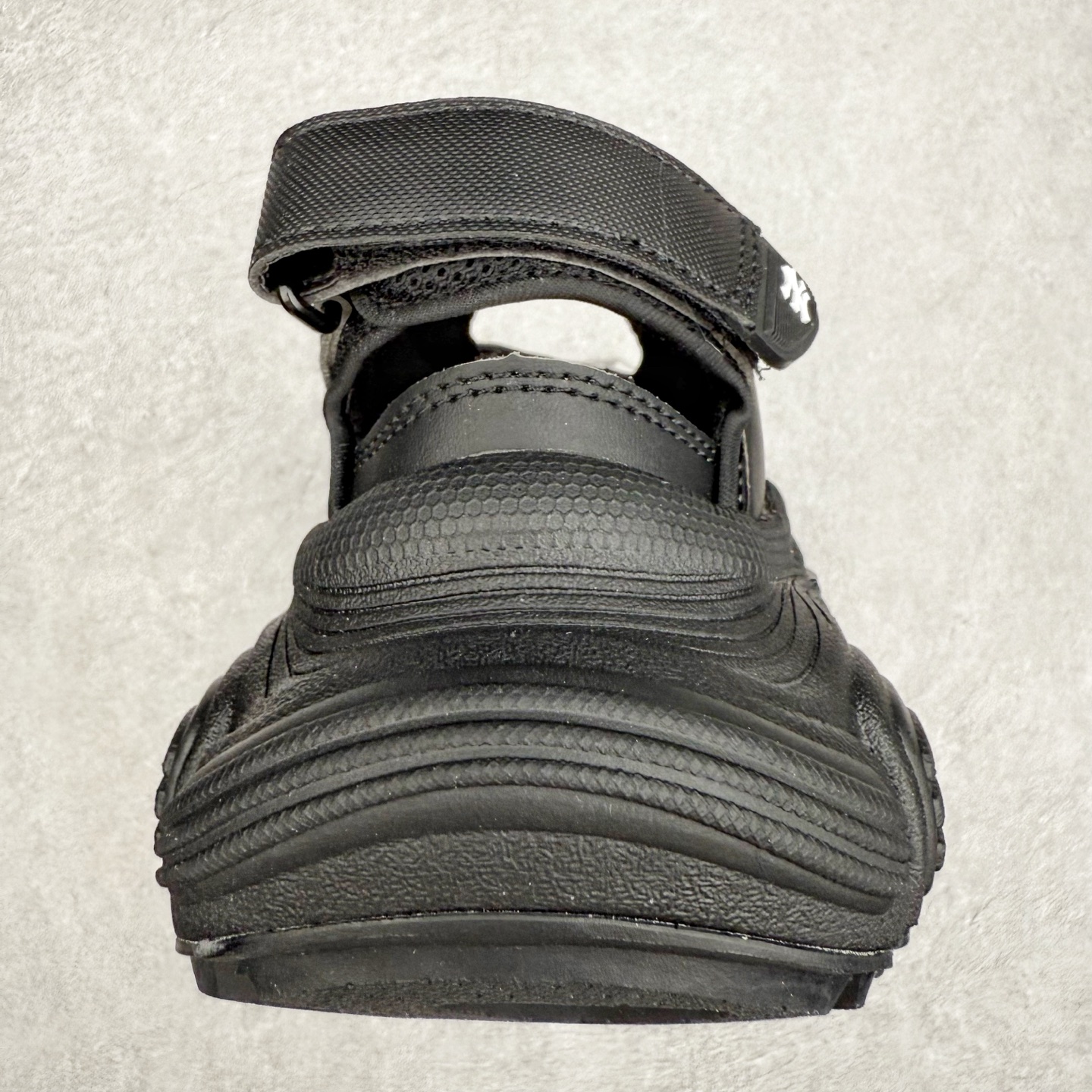 图片[8]-MLB 纽约洋基队 NY 百搭舒适耐磨溯溪鞋 MLB是韩国F&F旗下潮流服装品牌，拥有150年历史的经典传统，是街头文化和国际生活方式的领导者。MLB拥有包括男装、女装、童装、配饰在内的全品类服饰，提供覆盖各性别、各年龄层、From Head to Toe的穿搭装备。其产品结合了韩国的时尚造型与质感，展现了运动服饰也可以兼具时尚潮流的风格。在产品设计上，MLB不仅融合了美国职业棒球大联盟的各当家球队，更结合了棒球运动中的各个元素。实拍调校N版已经零色差零失真 百分百还原实物色彩所见即所得 不存在货不对板色差等低级问题 选购参考实物拍摄 不混卖不参货 只用心做好货严格选品 承诺混一赔十 尺码：36 36.5 37.5 38 38.5 39 40 40.5 41 42 42.5 43 44 44.5 45-选品中心