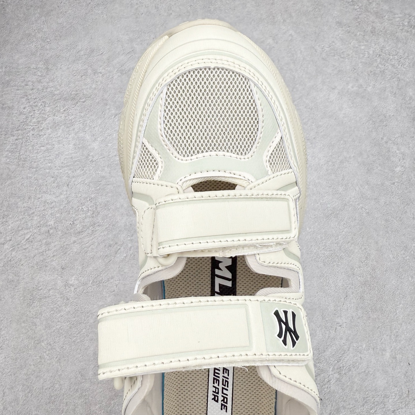 图片[4]-MLB Sandal Chunky Mask 纽约洋基队百搭时尚运动凉鞋 MLB是韩国F&F旗下潮流服装品牌 拥有150年历史的经典传统 是街头文化和国际生活方式的领导者 MLB拥有包括男装、女装、童装、配饰在内的全品类服饰 提供覆盖各性别、各年龄层、From Head to Toe的穿搭装备 其产品结合了韩国的时尚造型与质感 展现了运动服饰也可以兼具时尚潮流的风格 在产品设计上 MLB不仅融合了美国职业棒球大联盟的各当家球队 更结合了棒球运动中的各个元素 复古风范自信控场 复古鞋型率先勾描独特的自我态度 在经典线条与时尚元素的精彩交织下刷新街头复古运动风潮 质感十足兼备卓越的舒适透气性能迎合夏日追求的自在脚感。尺码：36 36.5 37.5 38 38.5 39 40 40.5 41 42 42.5 43 44 45-选品中心