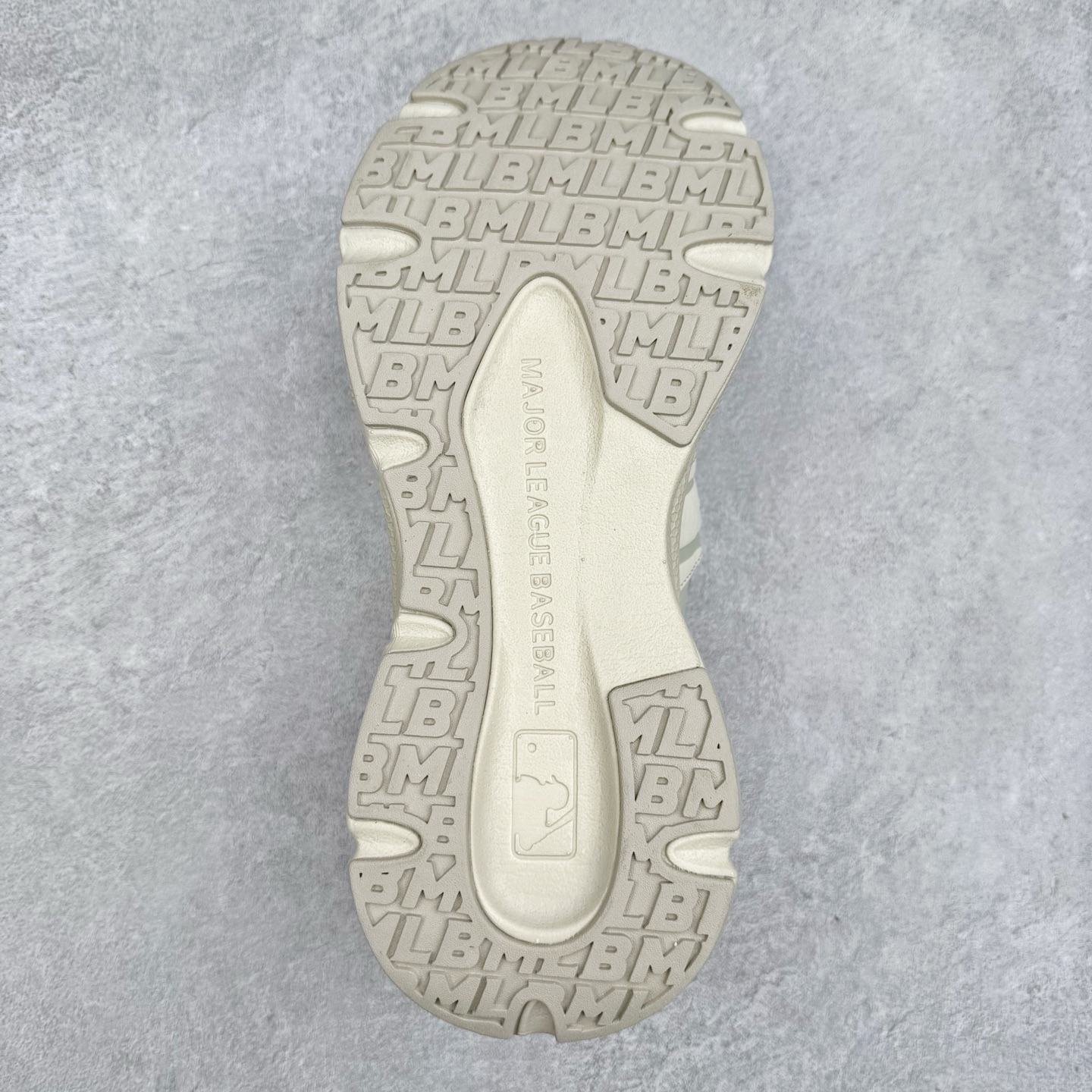 图片[9]-MLB Sandal Chunky Mask 纽约洋基队百搭时尚运动凉鞋 MLB是韩国F&F旗下潮流服装品牌 拥有150年历史的经典传统 是街头文化和国际生活方式的领导者 MLB拥有包括男装、女装、童装、配饰在内的全品类服饰 提供覆盖各性别、各年龄层、From Head to Toe的穿搭装备 其产品结合了韩国的时尚造型与质感 展现了运动服饰也可以兼具时尚潮流的风格 在产品设计上 MLB不仅融合了美国职业棒球大联盟的各当家球队 更结合了棒球运动中的各个元素 复古风范自信控场 复古鞋型率先勾描独特的自我态度 在经典线条与时尚元素的精彩交织下刷新街头复古运动风潮 质感十足兼备卓越的舒适透气性能迎合夏日追求的自在脚感。尺码：36 36.5 37.5 38 38.5 39 40 40.5 41 42 42.5 43 44 45-选品中心