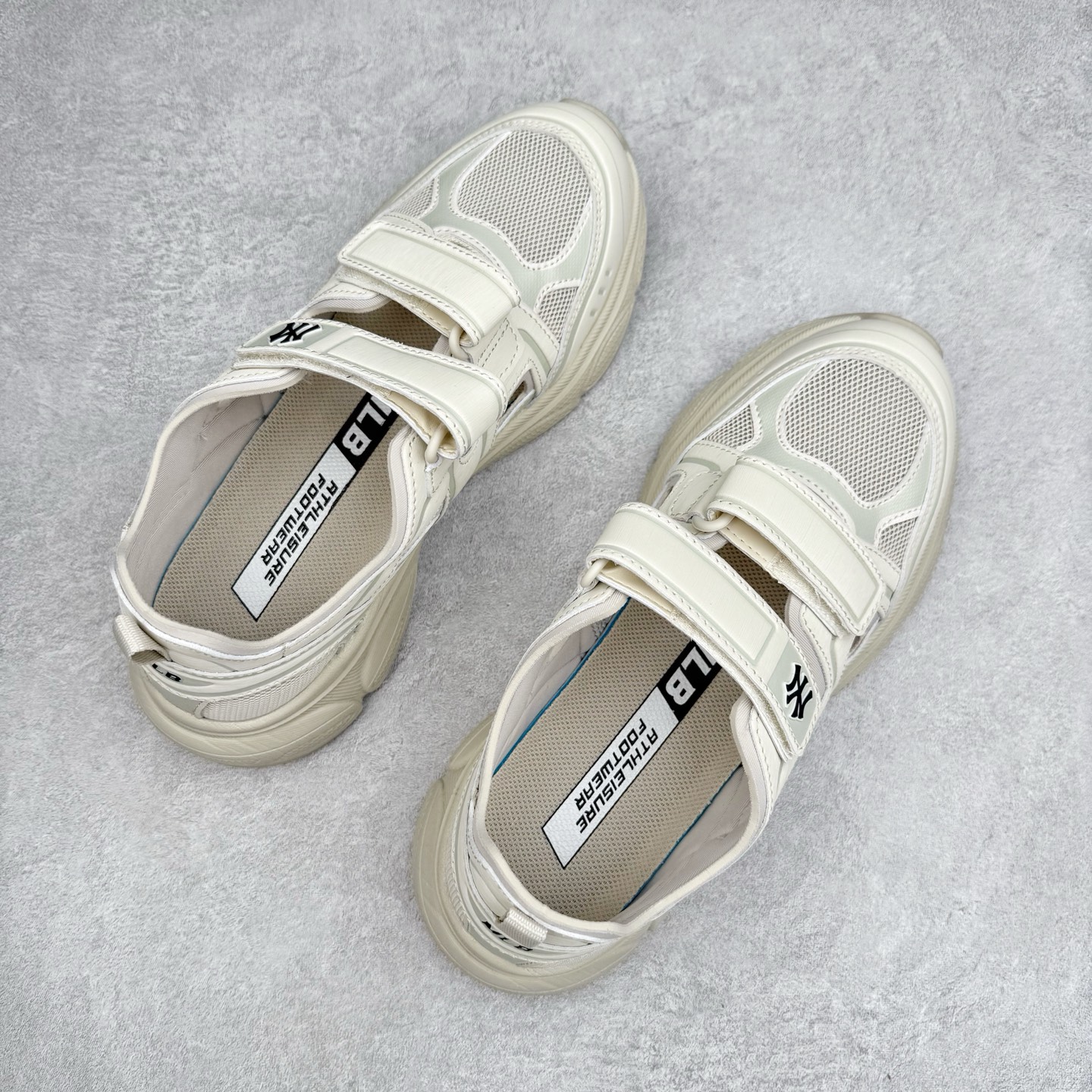 图片[3]-MLB Sandal Chunky Mask 纽约洋基队百搭时尚运动凉鞋 MLB是韩国F&F旗下潮流服装品牌 拥有150年历史的经典传统 是街头文化和国际生活方式的领导者 MLB拥有包括男装、女装、童装、配饰在内的全品类服饰 提供覆盖各性别、各年龄层、From Head to Toe的穿搭装备 其产品结合了韩国的时尚造型与质感 展现了运动服饰也可以兼具时尚潮流的风格 在产品设计上 MLB不仅融合了美国职业棒球大联盟的各当家球队 更结合了棒球运动中的各个元素 复古风范自信控场 复古鞋型率先勾描独特的自我态度 在经典线条与时尚元素的精彩交织下刷新街头复古运动风潮 质感十足兼备卓越的舒适透气性能迎合夏日追求的自在脚感。尺码：36 36.5 37.5 38 38.5 39 40 40.5 41 42 42.5 43 44 45-选品中心