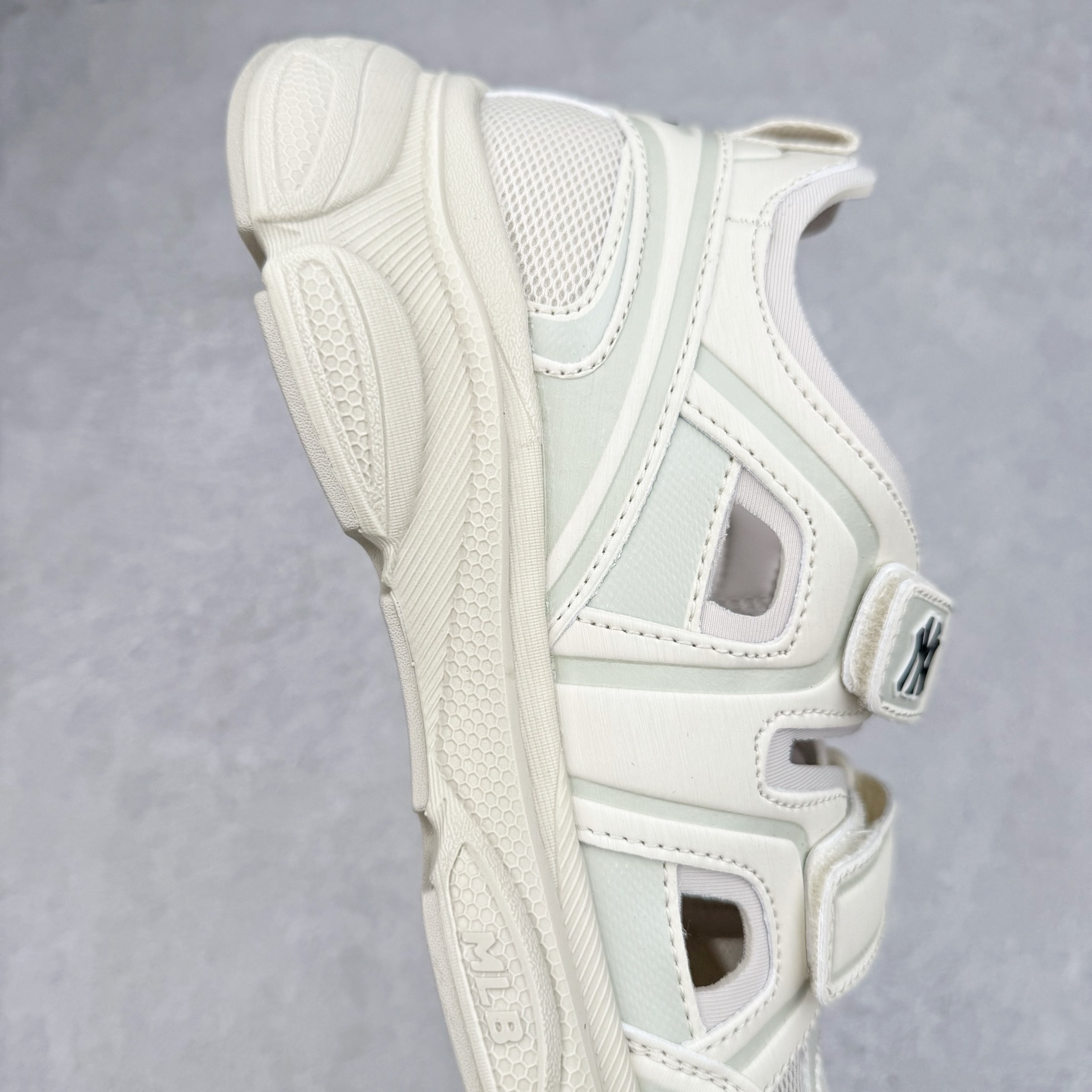 图片[6]-MLB Sandal Chunky Mask 纽约洋基队百搭时尚运动凉鞋 MLB是韩国F&F旗下潮流服装品牌 拥有150年历史的经典传统 是街头文化和国际生活方式的领导者 MLB拥有包括男装、女装、童装、配饰在内的全品类服饰 提供覆盖各性别、各年龄层、From Head to Toe的穿搭装备 其产品结合了韩国的时尚造型与质感 展现了运动服饰也可以兼具时尚潮流的风格 在产品设计上 MLB不仅融合了美国职业棒球大联盟的各当家球队 更结合了棒球运动中的各个元素 复古风范自信控场 复古鞋型率先勾描独特的自我态度 在经典线条与时尚元素的精彩交织下刷新街头复古运动风潮 质感十足兼备卓越的舒适透气性能迎合夏日追求的自在脚感。尺码：36 36.5 37.5 38 38.5 39 40 40.5 41 42 42.5 43 44 45-选品中心