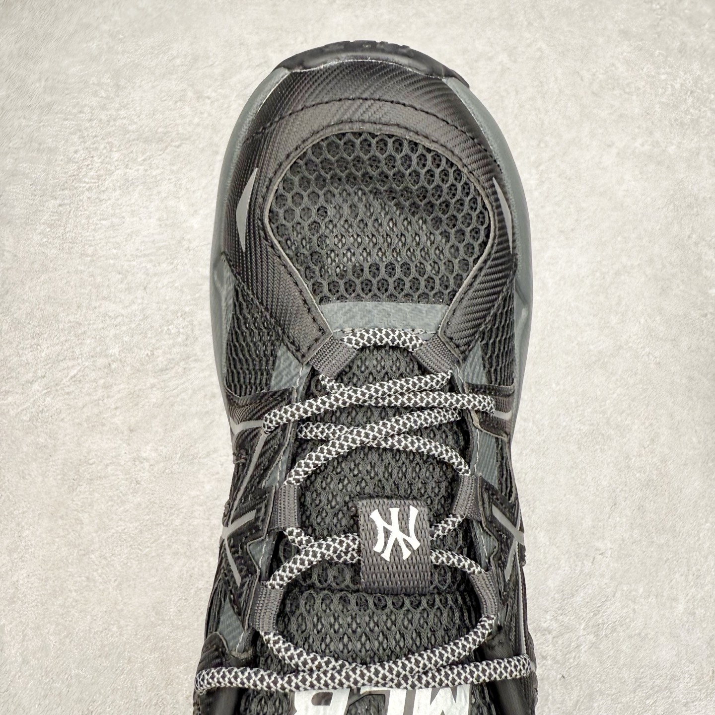 图片[4]-MLB 纽约洋基队 DOME RUNNER 时尚潮流百搭休闲舒适运动耐磨防水透气轻便低帮跑步鞋 男女同款 MLB是韩国F&F旗下潮流服装品牌，拥有150年历史的经典传统，是街头文化和国际生活方式的领导者。MLB拥有包括男装、女装、童装、配饰在内的全品类服饰，提供覆盖各性别、各年龄层、From Head to Toe的穿搭装备。其产品结合了韩国的时尚造型与质感，展现了运动服饰也可以兼具时尚潮流的风格。在产品设计上，MLB不仅融合了美国职业棒球大联盟的各当家球队，更结合了棒球运动中的各个元素。实拍调校N版已经零色差零失真 百分百还原实物色彩所见即所得 不存在货不对板色差等低级问题 选购参考实物拍摄 不混卖不参货 只用心做好货严格选品 承诺混一赔十 尺码：36 36.5 37.5 38 38.5 39 40 40.5 41 42 42.5 43 44 44.5 45-选品中心