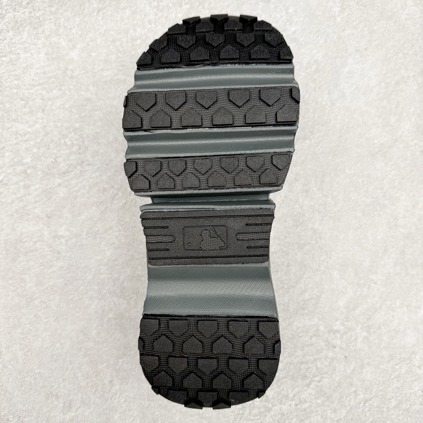 图片[9]-MLB 纽约洋基队 DOME RUNNER 时尚潮流百搭休闲舒适运动耐磨防水透气轻便低帮跑步鞋 男女同款 MLB是韩国F&F旗下潮流服装品牌，拥有150年历史的经典传统，是街头文化和国际生活方式的领导者。MLB拥有包括男装、女装、童装、配饰在内的全品类服饰，提供覆盖各性别、各年龄层、From Head to Toe的穿搭装备。其产品结合了韩国的时尚造型与质感，展现了运动服饰也可以兼具时尚潮流的风格。在产品设计上，MLB不仅融合了美国职业棒球大联盟的各当家球队，更结合了棒球运动中的各个元素。实拍调校N版已经零色差零失真 百分百还原实物色彩所见即所得 不存在货不对板色差等低级问题 选购参考实物拍摄 不混卖不参货 只用心做好货严格选品 承诺混一赔十 尺码：36 36.5 37.5 38 38.5 39 40 40.5 41 42 42.5 43 44 44.5 45-选品中心