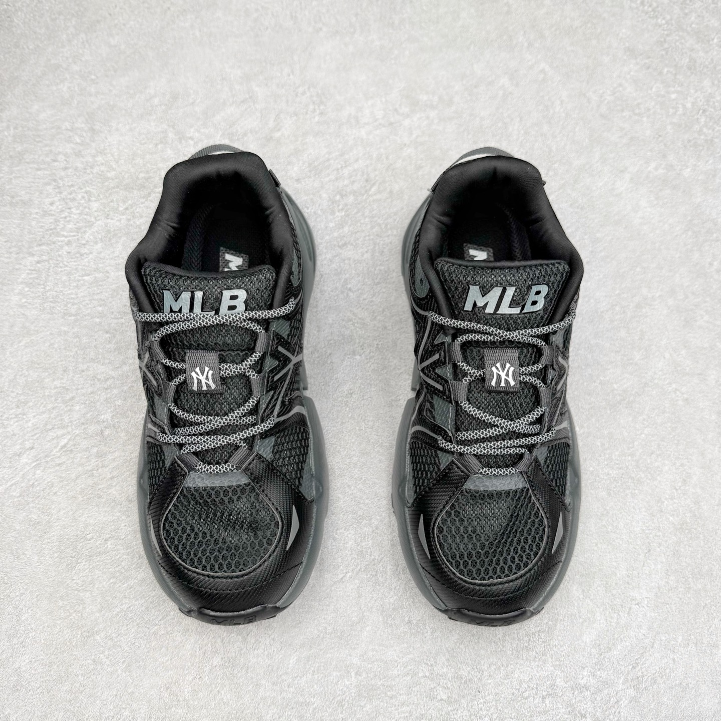 图片[2]-MLB 纽约洋基队 DOME RUNNER 时尚潮流百搭休闲舒适运动耐磨防水透气轻便低帮跑步鞋 男女同款 MLB是韩国F&F旗下潮流服装品牌，拥有150年历史的经典传统，是街头文化和国际生活方式的领导者。MLB拥有包括男装、女装、童装、配饰在内的全品类服饰，提供覆盖各性别、各年龄层、From Head to Toe的穿搭装备。其产品结合了韩国的时尚造型与质感，展现了运动服饰也可以兼具时尚潮流的风格。在产品设计上，MLB不仅融合了美国职业棒球大联盟的各当家球队，更结合了棒球运动中的各个元素。实拍调校N版已经零色差零失真 百分百还原实物色彩所见即所得 不存在货不对板色差等低级问题 选购参考实物拍摄 不混卖不参货 只用心做好货严格选品 承诺混一赔十 尺码：36 36.5 37.5 38 38.5 39 40 40.5 41 42 42.5 43 44 44.5 45-选品中心