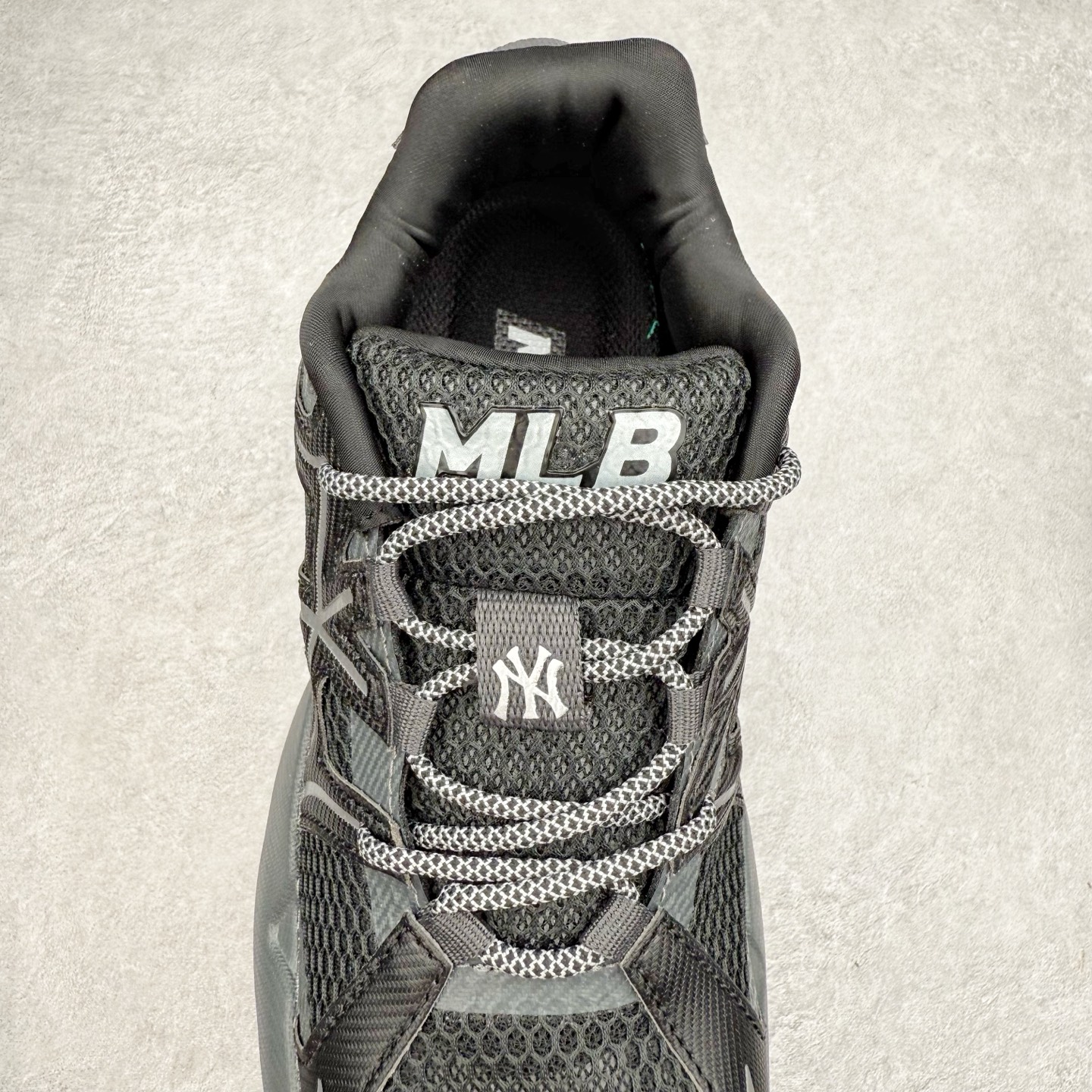 图片[5]-MLB 纽约洋基队 DOME RUNNER 时尚潮流百搭休闲舒适运动耐磨防水透气轻便低帮跑步鞋 男女同款 MLB是韩国F&F旗下潮流服装品牌，拥有150年历史的经典传统，是街头文化和国际生活方式的领导者。MLB拥有包括男装、女装、童装、配饰在内的全品类服饰，提供覆盖各性别、各年龄层、From Head to Toe的穿搭装备。其产品结合了韩国的时尚造型与质感，展现了运动服饰也可以兼具时尚潮流的风格。在产品设计上，MLB不仅融合了美国职业棒球大联盟的各当家球队，更结合了棒球运动中的各个元素。实拍调校N版已经零色差零失真 百分百还原实物色彩所见即所得 不存在货不对板色差等低级问题 选购参考实物拍摄 不混卖不参货 只用心做好货严格选品 承诺混一赔十 尺码：36 36.5 37.5 38 38.5 39 40 40.5 41 42 42.5 43 44 44.5 45-选品中心