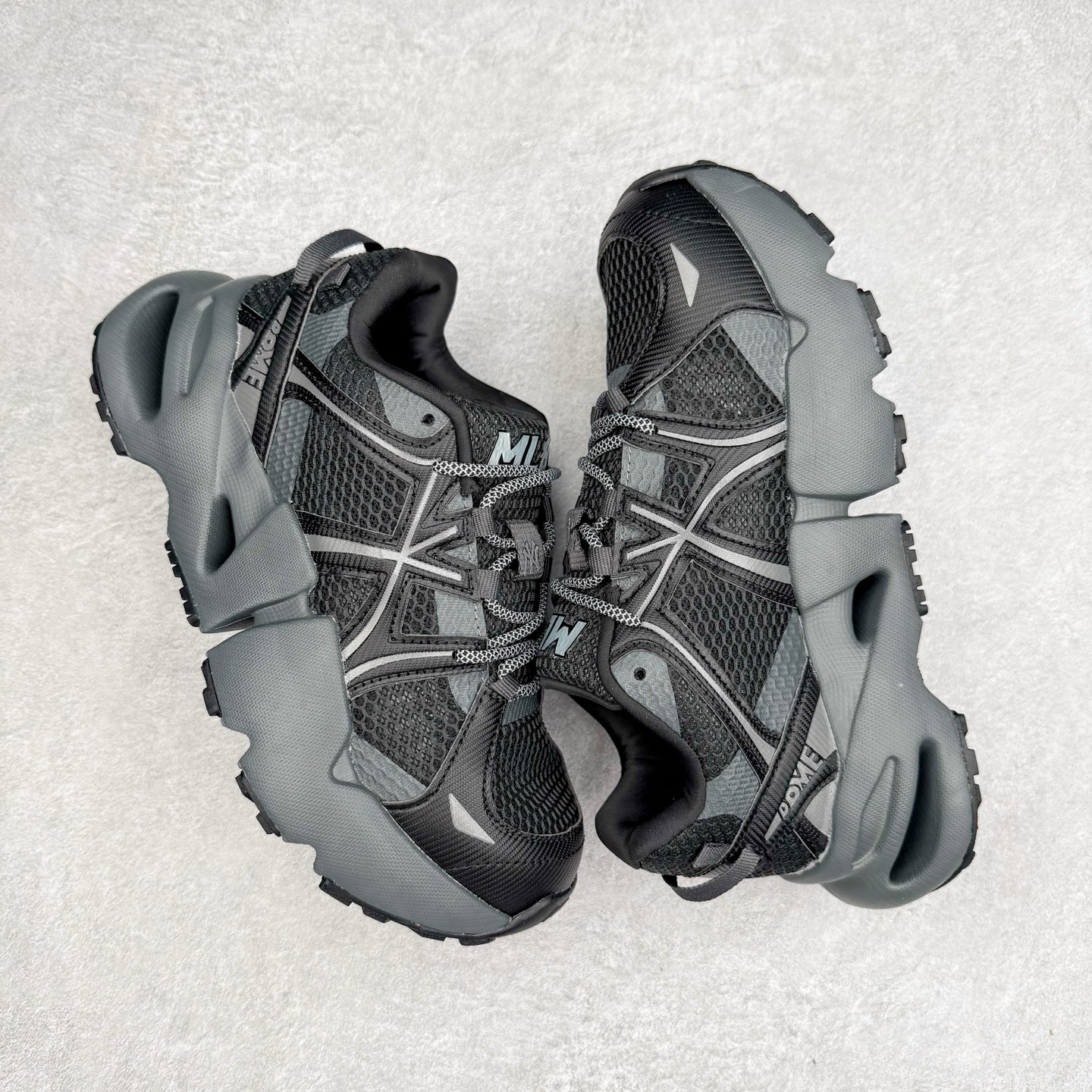 图片[3]-MLB 纽约洋基队 DOME RUNNER 时尚潮流百搭休闲舒适运动耐磨防水透气轻便低帮跑步鞋 男女同款 MLB是韩国F&F旗下潮流服装品牌，拥有150年历史的经典传统，是街头文化和国际生活方式的领导者。MLB拥有包括男装、女装、童装、配饰在内的全品类服饰，提供覆盖各性别、各年龄层、From Head to Toe的穿搭装备。其产品结合了韩国的时尚造型与质感，展现了运动服饰也可以兼具时尚潮流的风格。在产品设计上，MLB不仅融合了美国职业棒球大联盟的各当家球队，更结合了棒球运动中的各个元素。实拍调校N版已经零色差零失真 百分百还原实物色彩所见即所得 不存在货不对板色差等低级问题 选购参考实物拍摄 不混卖不参货 只用心做好货严格选品 承诺混一赔十 尺码：36 36.5 37.5 38 38.5 39 40 40.5 41 42 42.5 43 44 44.5 45-选品中心