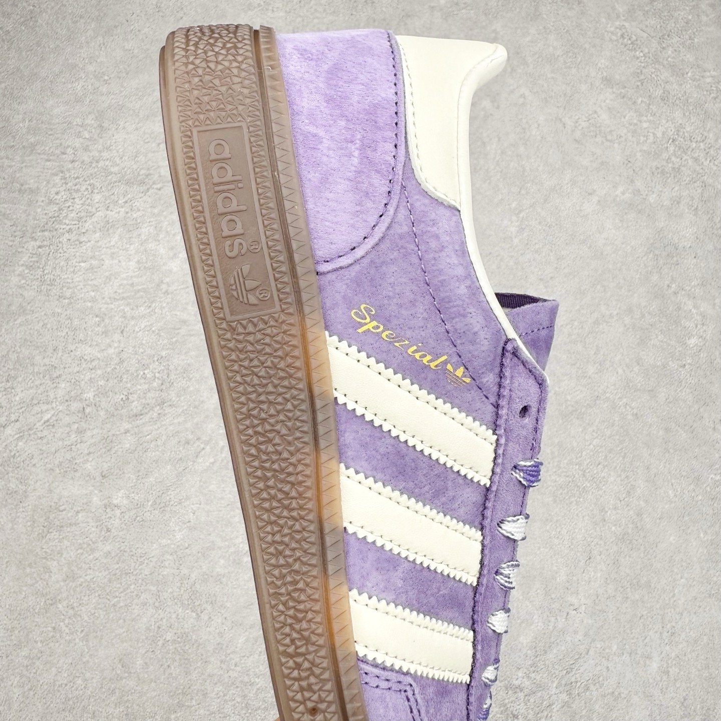 图片[6]-AD Originals Handball SPZL 手球运动员系列百搭休闲运动板鞋 KI5935 这款来自阿迪达斯的这款HANDBALL SPZL前身是一双手球运动鞋，这一次拿来复刻，所以鞋面的主要色彩选用了黑色， 鞋面外侧除了Spezial字母之外还有三叶草标志。Handball SPZL作为复古手球训练鞋与作为室内足球鞋的Samba有着异曲同工之处，但是质感更为出众的鞋身以及丰富的配色选择比起Samba来讲可以说是更胜一筹了！尺码：36 36⅔ 37⅓ 38 38⅔ 39⅓ 40 40⅔ 41⅓ 42 42⅔ 43⅓ 44 45-选品中心