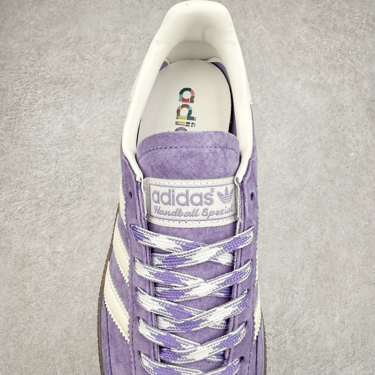 图片[5]-AD Originals Handball SPZL 手球运动员系列百搭休闲运动板鞋 KI5935 这款来自阿迪达斯的这款HANDBALL SPZL前身是一双手球运动鞋，这一次拿来复刻，所以鞋面的主要色彩选用了黑色， 鞋面外侧除了Spezial字母之外还有三叶草标志。Handball SPZL作为复古手球训练鞋与作为室内足球鞋的Samba有着异曲同工之处，但是质感更为出众的鞋身以及丰富的配色选择比起Samba来讲可以说是更胜一筹了！尺码：36 36⅔ 37⅓ 38 38⅔ 39⅓ 40 40⅔ 41⅓ 42 42⅔ 43⅓ 44 45-选品中心