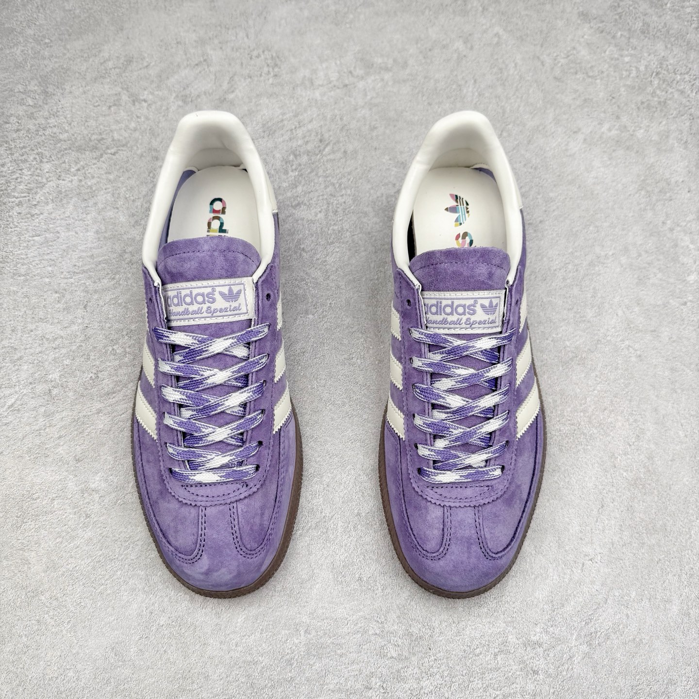 图片[2]-AD Originals Handball SPZL 手球运动员系列百搭休闲运动板鞋 KI5935 这款来自阿迪达斯的这款HANDBALL SPZL前身是一双手球运动鞋，这一次拿来复刻，所以鞋面的主要色彩选用了黑色， 鞋面外侧除了Spezial字母之外还有三叶草标志。Handball SPZL作为复古手球训练鞋与作为室内足球鞋的Samba有着异曲同工之处，但是质感更为出众的鞋身以及丰富的配色选择比起Samba来讲可以说是更胜一筹了！尺码：36 36⅔ 37⅓ 38 38⅔ 39⅓ 40 40⅔ 41⅓ 42 42⅔ 43⅓ 44 45-选品中心